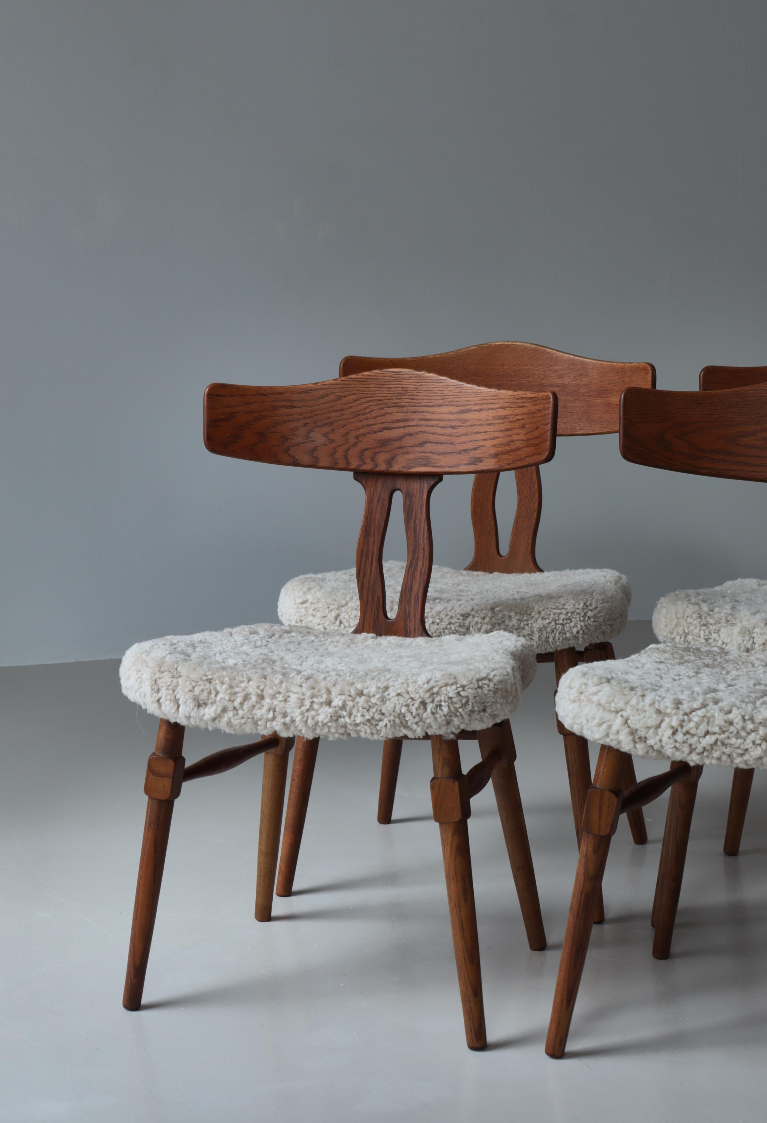 Set di 6 sedie da pranzo in Oak e pelle di pecora di Henry Kjærnulf, anni '40, Danimarca In condizioni buone in vendita a Odense, DK