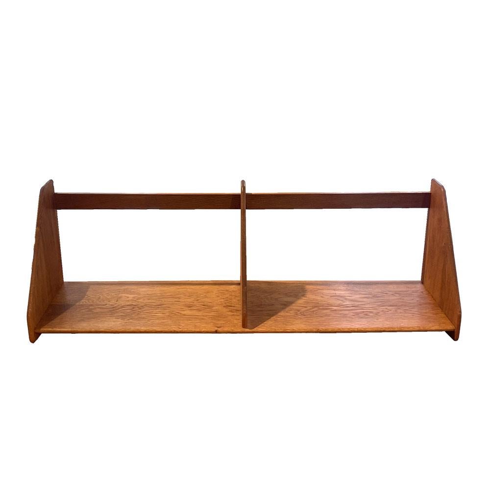 Practical and elegant wall shelf designed by Hans Wegner. Made by Ry Møbler in Denmark in the 1950s. The RY-21 model is a designer classic, here in oiled solid oak and totally intact as often hanging holes have been done. With two partitions, it