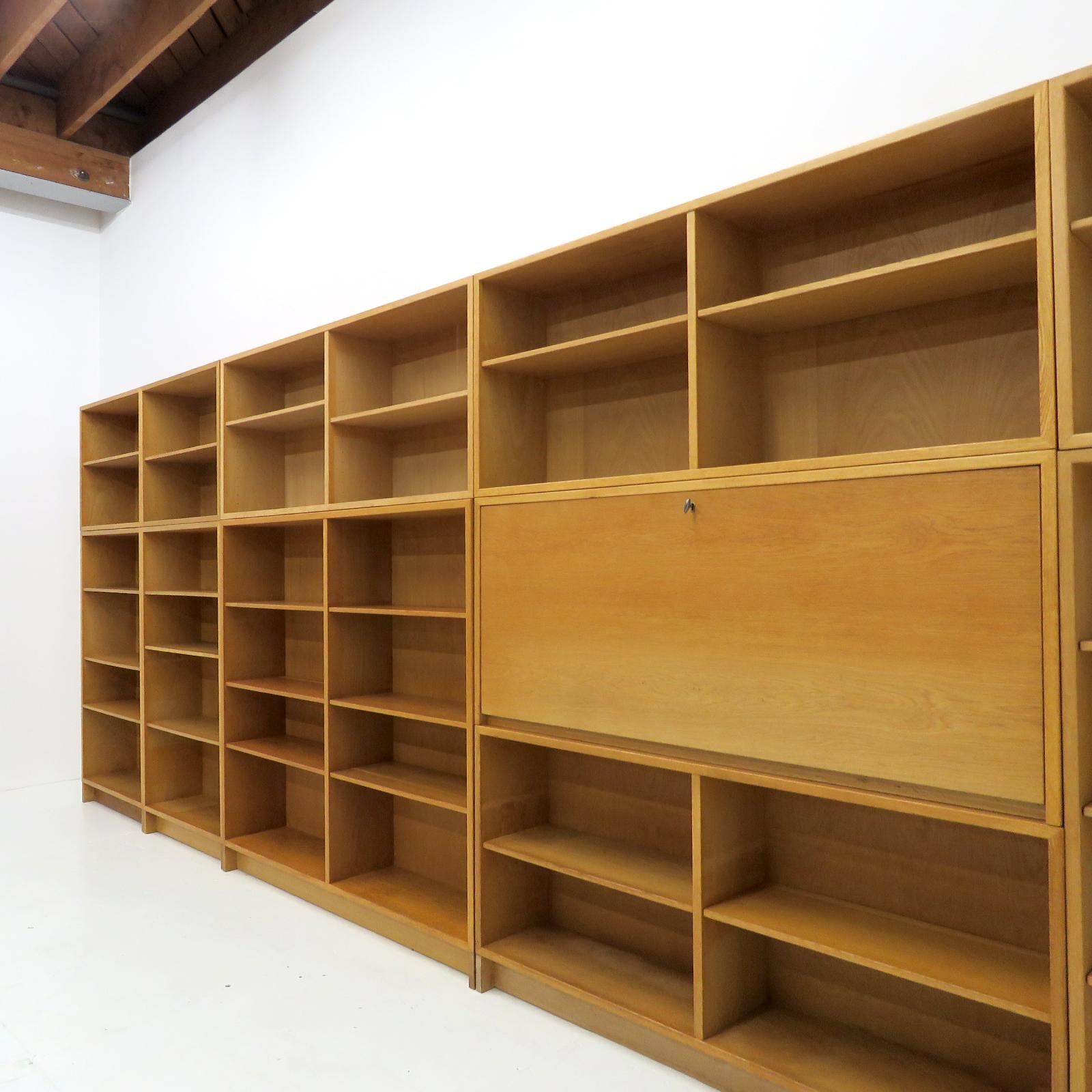 meraviglioso sistema di scaffalature della serie '0resund' di Børge Mogensen, realizzato in Oak, composto da 10 moduli di cui 3 pezzi singoli alti con zoccoli, 2 pezzi a doppia larghezza con zoccoli, uno dei quali include una scrivania pieghevole