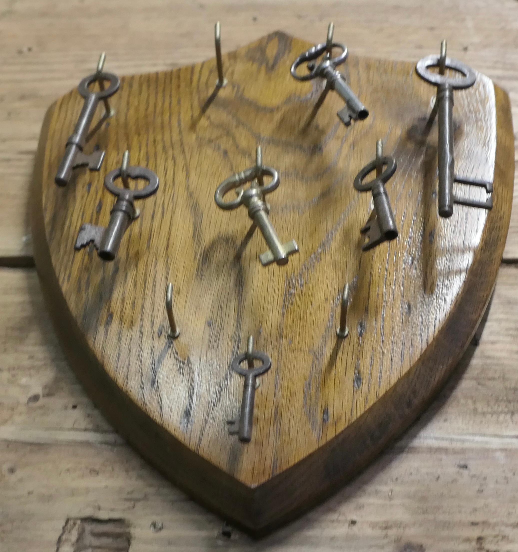 Country Tastiera per reception di hotel con scudo in Oak Questa è una tastiera in Oak massiccio in vendita