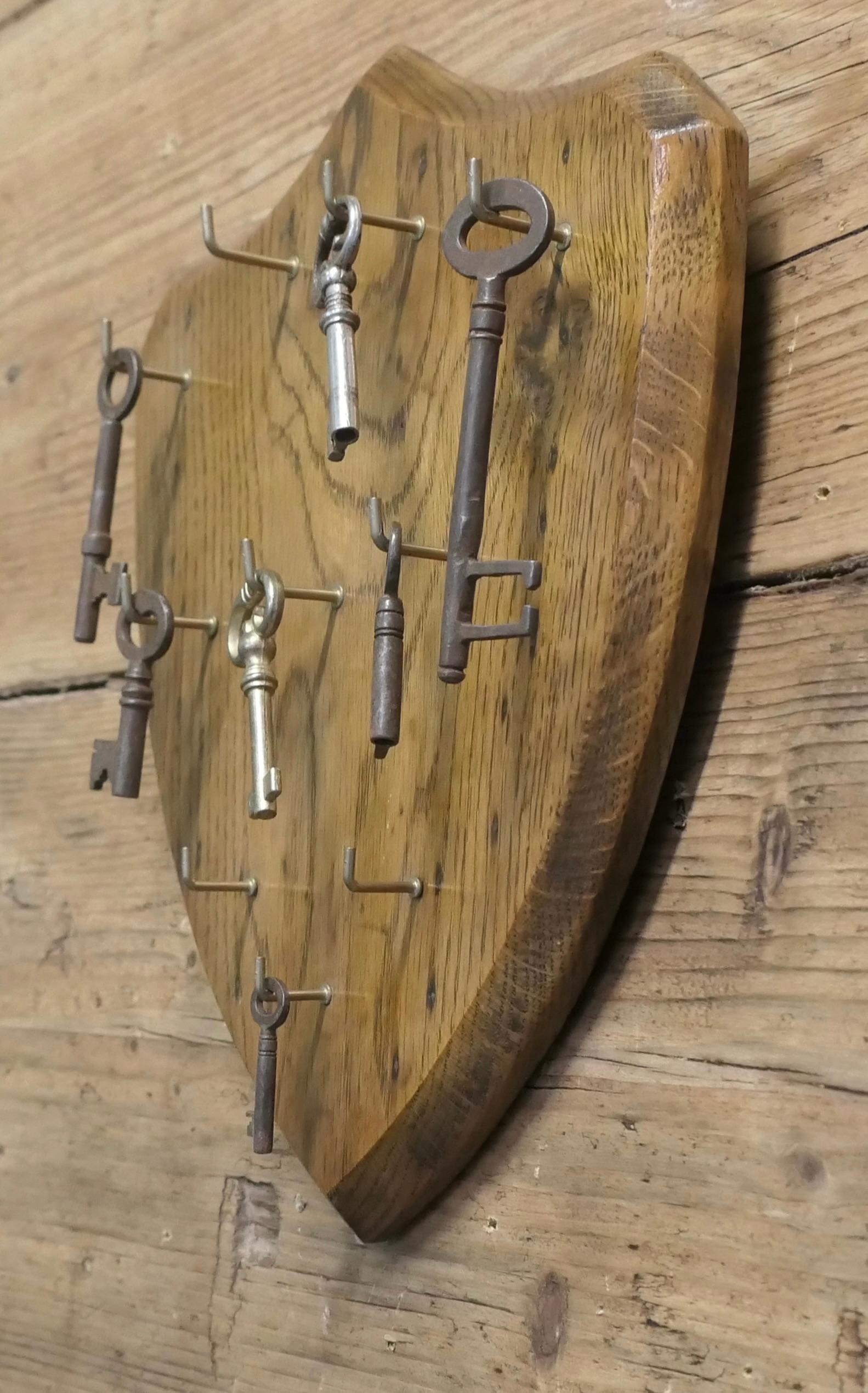 Tastiera per reception di hotel con scudo in Oak Questa è una tastiera in Oak massiccio In condizioni buone in vendita a Godshill, Isle of Wight