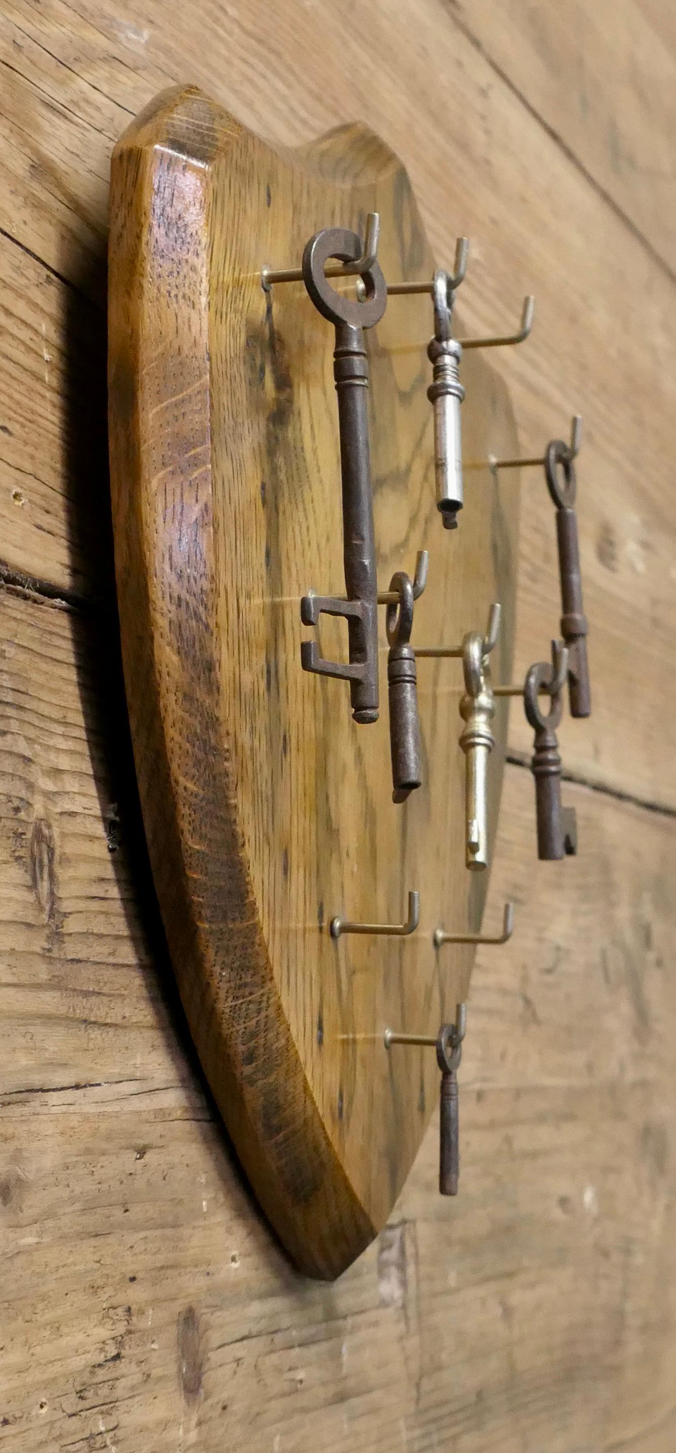 Metà XX secolo Tastiera per reception di hotel con scudo in Oak Questa è una tastiera in Oak massiccio in vendita