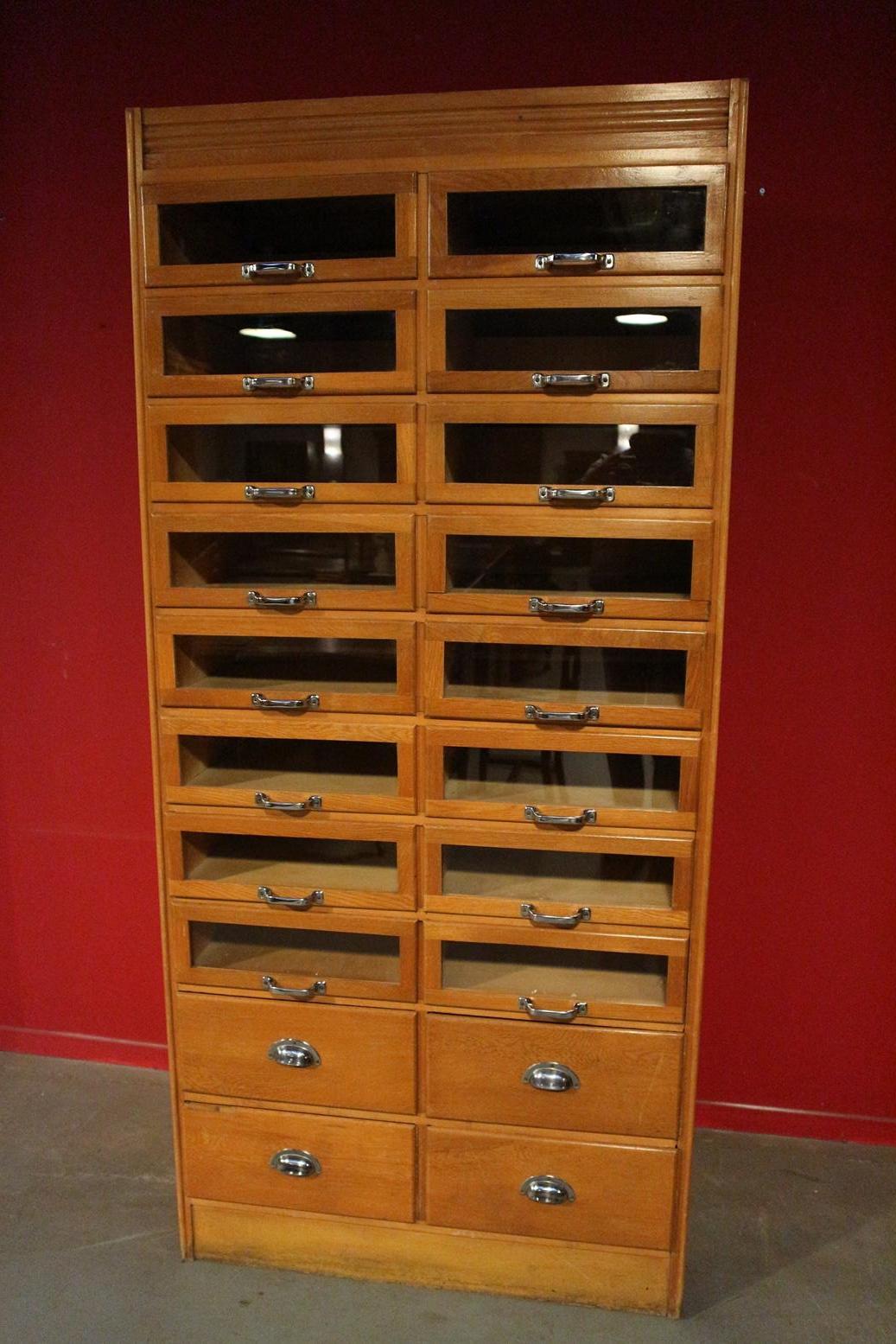Beautiful oak shop display with 20 drawers. In good condition.

Origin: England

Period: circa 1930-1940

Size: W. 91 cm, D. 49 cm, H. 199 cm.