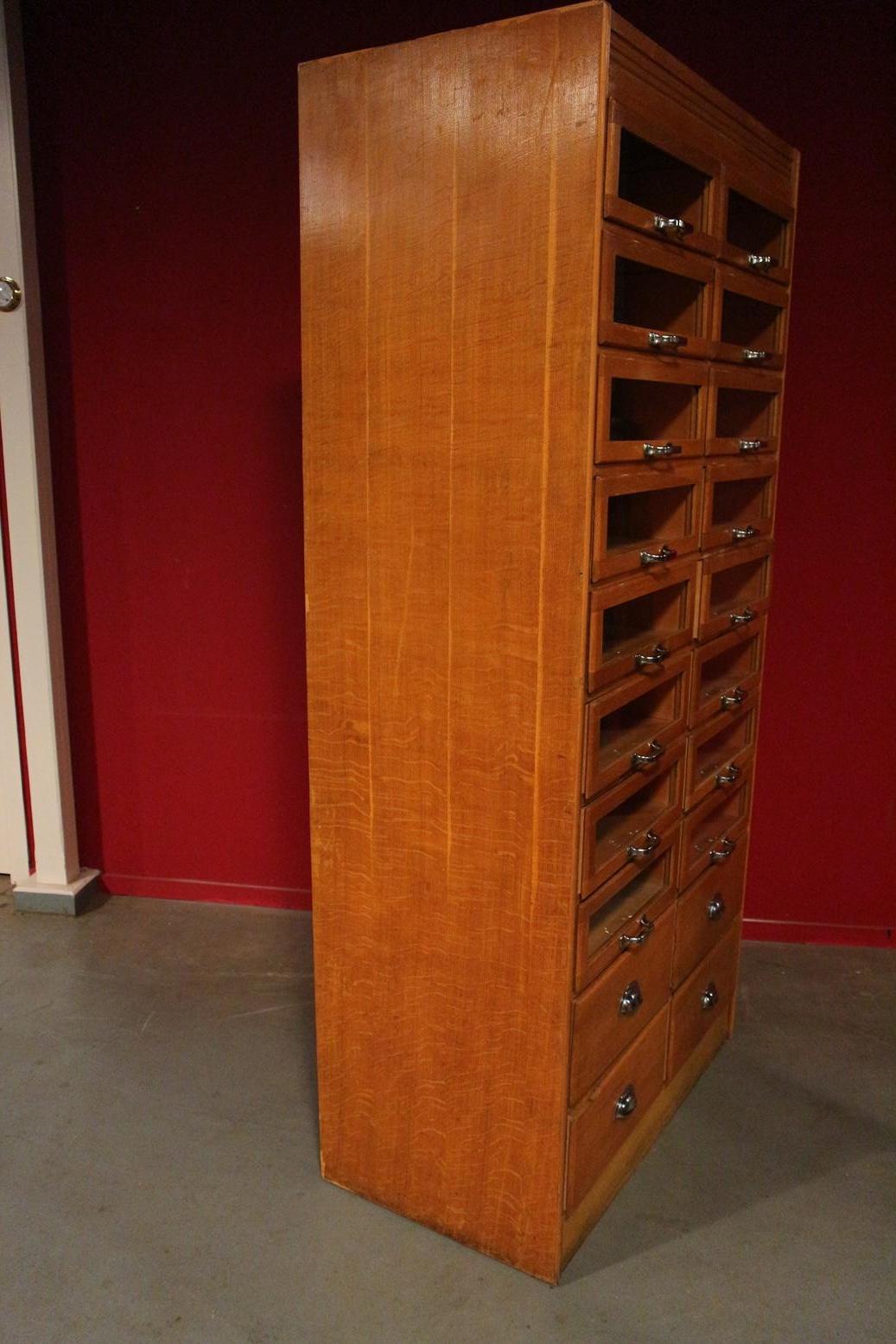 Oak Shop Display Cabinet with 20 Drawers In Good Condition In Eindhoven, NL