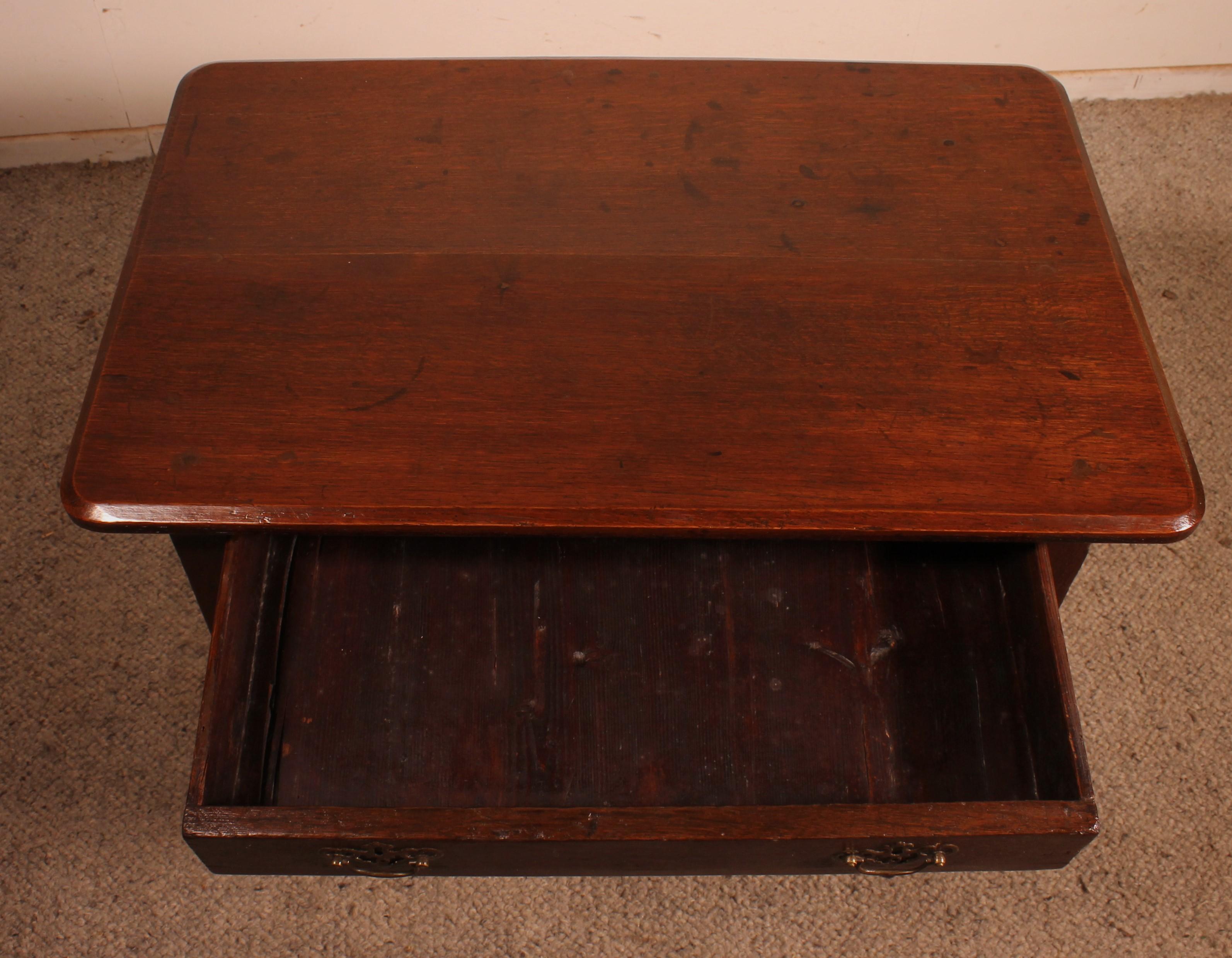 18th Century and Earlier Oak Side Table -18 ° Century For Sale