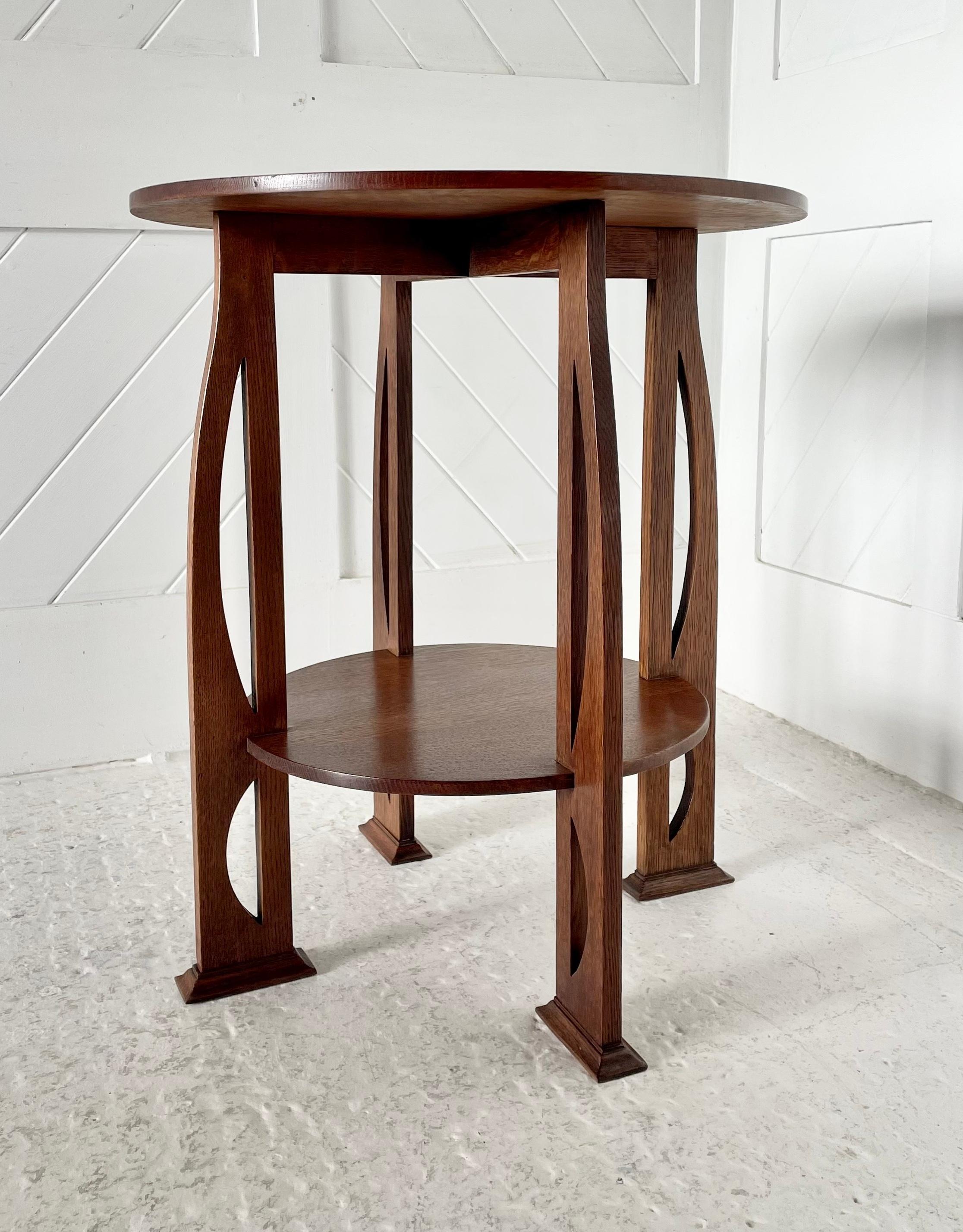 Tavolino con piano circolare Arts & Crafts in Oak

Quattro gambe di legno traforate e piedi sagomati CAP

Progettato da G M Ellwood per J.S. Henry.

Circa 1900

Altezza 72 cm   Diametro  61 cm

Vedere le immagini  sopra di questa tabella illustrata