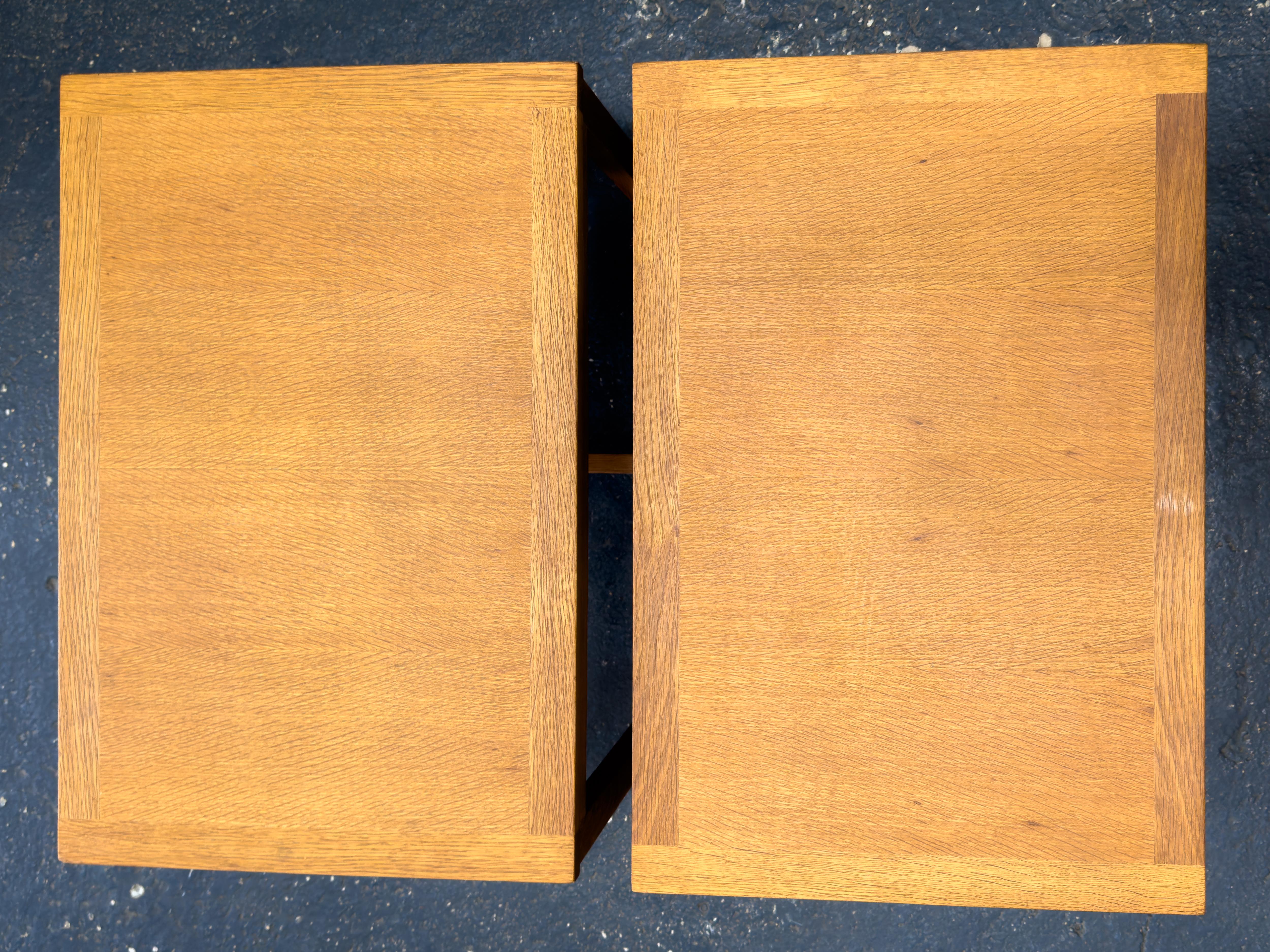 Dieser Beistelltisch aus Eiche ist ein wunderschönes, minimalistisches Stück, das klare Linien und ehrliche Handwerkskunst zelebriert. Der warme Farbton und die feine Maserung der massiven Eiche verleihen ihm eine zeitlose Ausstrahlung, während die