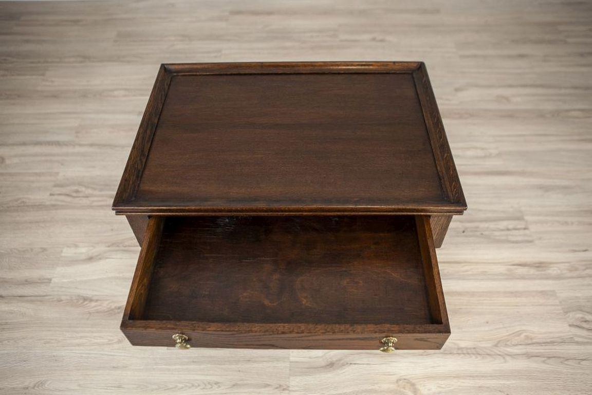 Oak Side Table From the 1930s in Dark Brown For Sale 1