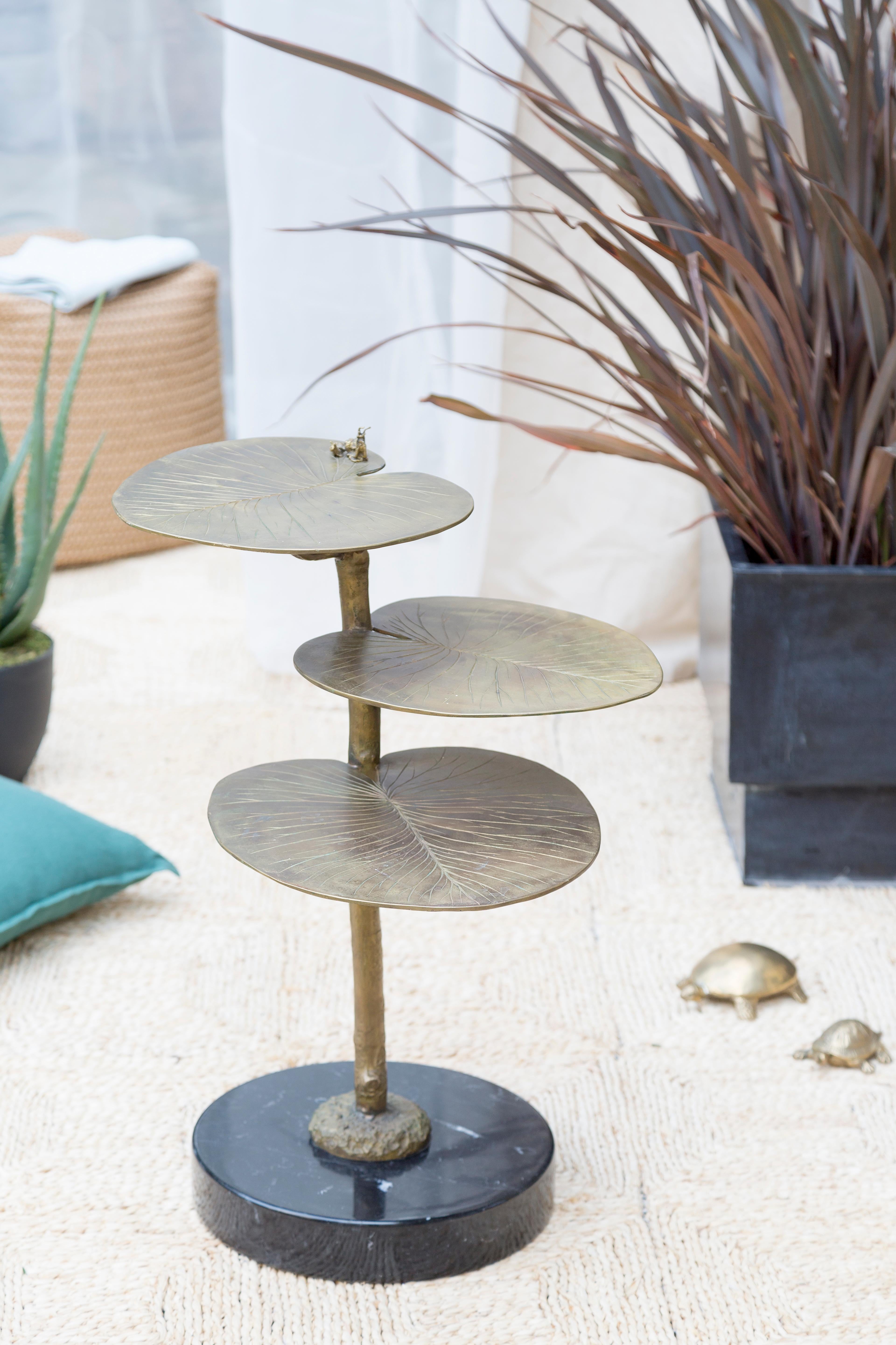 The Oak 06 bistrot table has a brass structure in amber brass finish and a black marble base, it pertains to the Eclectic collection by Bronzetto where each piece is crafted to create irregular and rought surfaces with uneven finishes which best