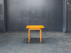Mesa auxiliar de roble con cajón
