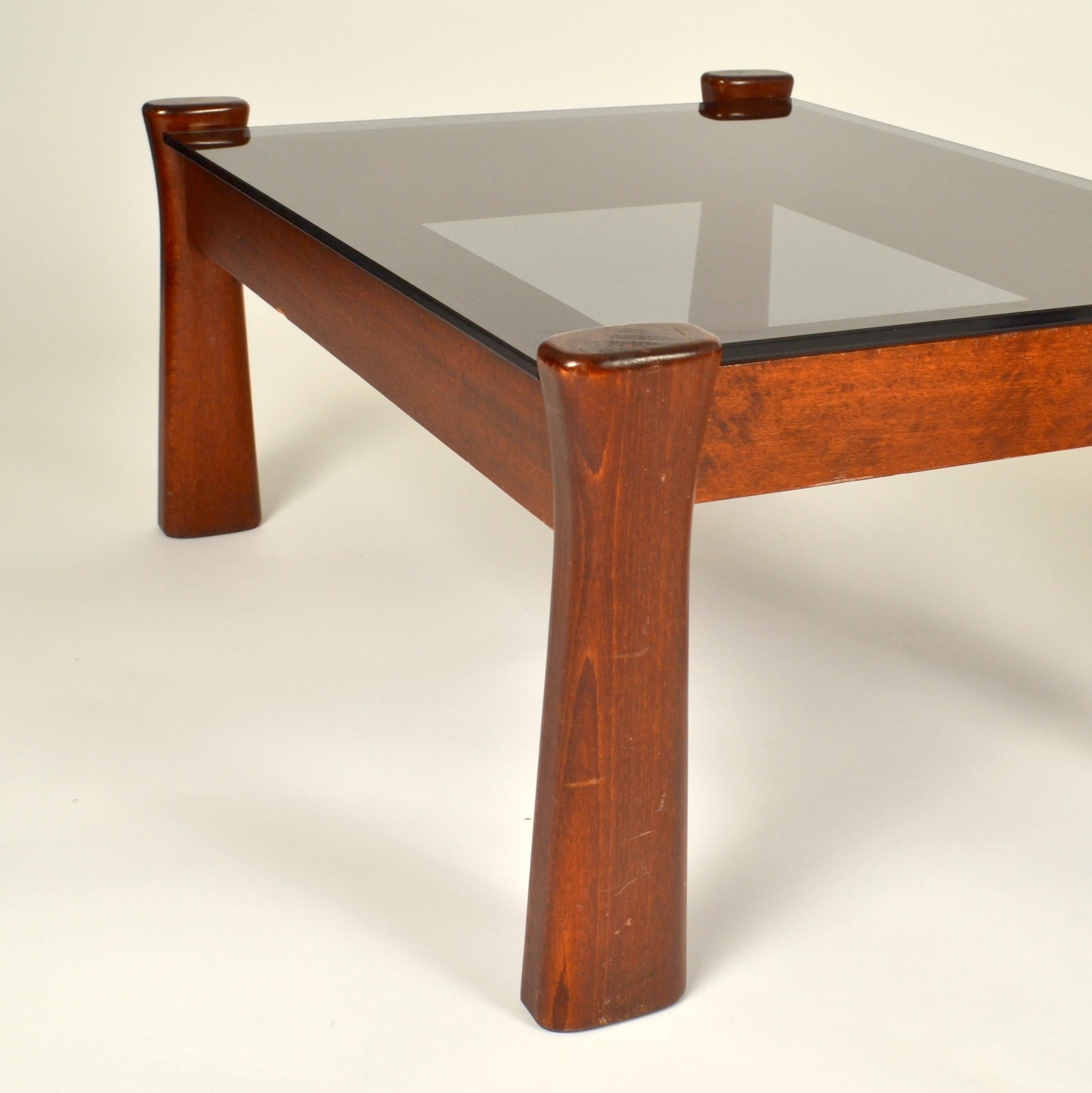 italien Tables d'appoint en chêne avec plateau en verre teinté 1970, Italie en vente
