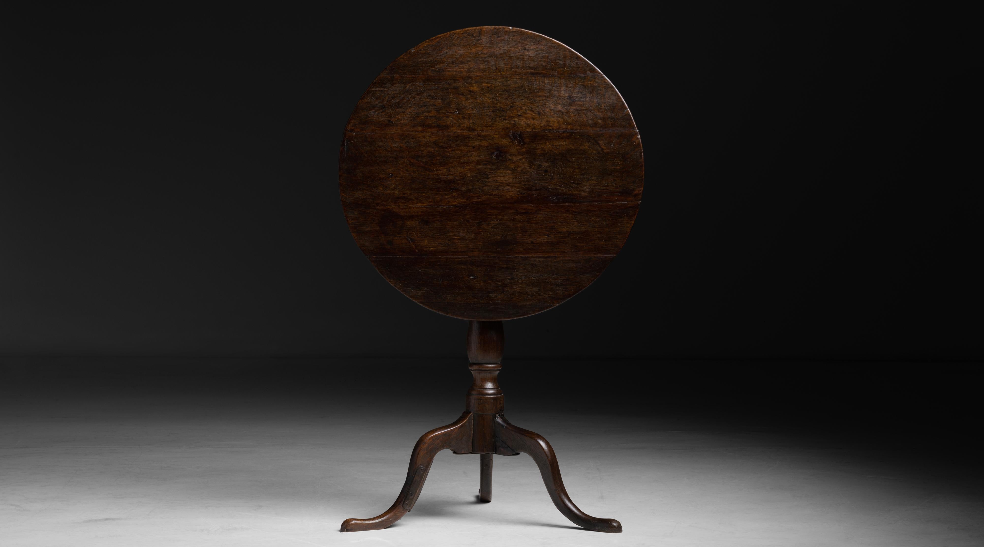 Oak Side Tilt Top Table, England, circa 1890

Tripod table with tilt-top.

Measures 24.5”dia x 27.7”h.