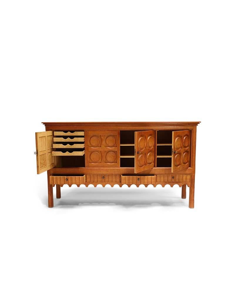 Buffet en Oak par Henry Kjærnulf	
Dimensions : 83,5 