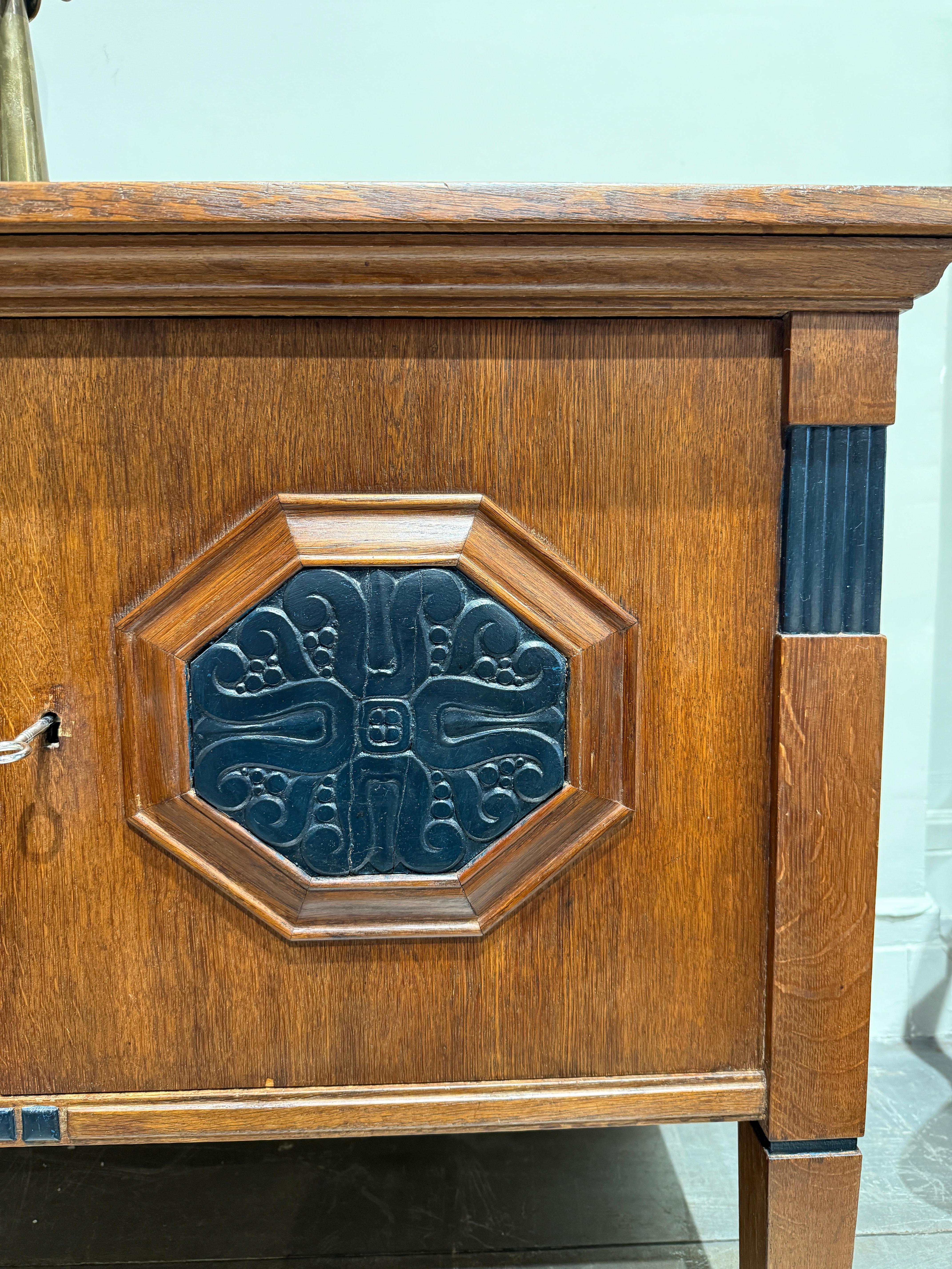 Oak sideboard Denmark 1940 In Good Condition For Sale In PARIS, FR