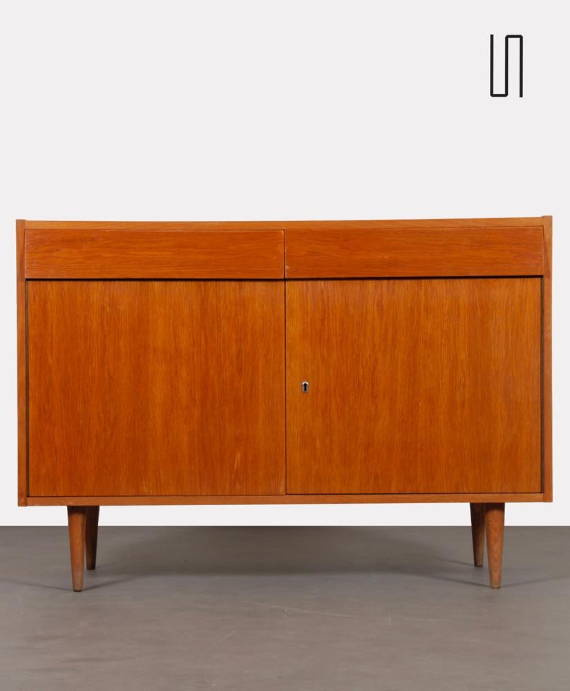 L'éditeur tchèque UP Zavody a fabriqué ce buffet en bois vintage dans les années 1960. Il se compose de deux portes battantes et de deux tiroirs disposés sur la longueur de la pièce. Ce meuble est en bon état d'origine. 