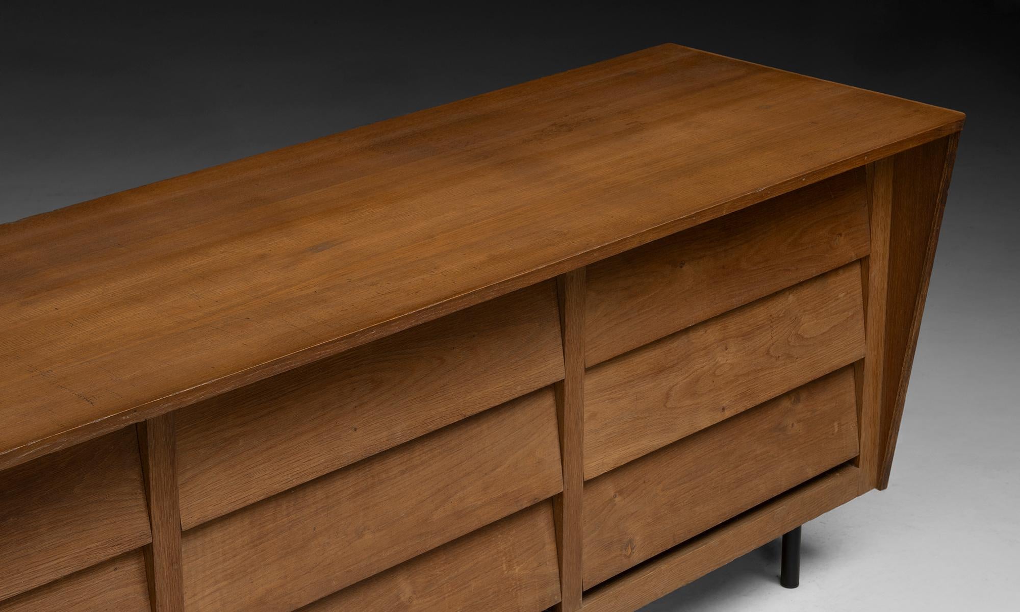 England, 1950
Nine drawer sideboard on black metal legs.
85.75”L x 24”d x 31.5”h
Ref. MOD1135
$ 8,200