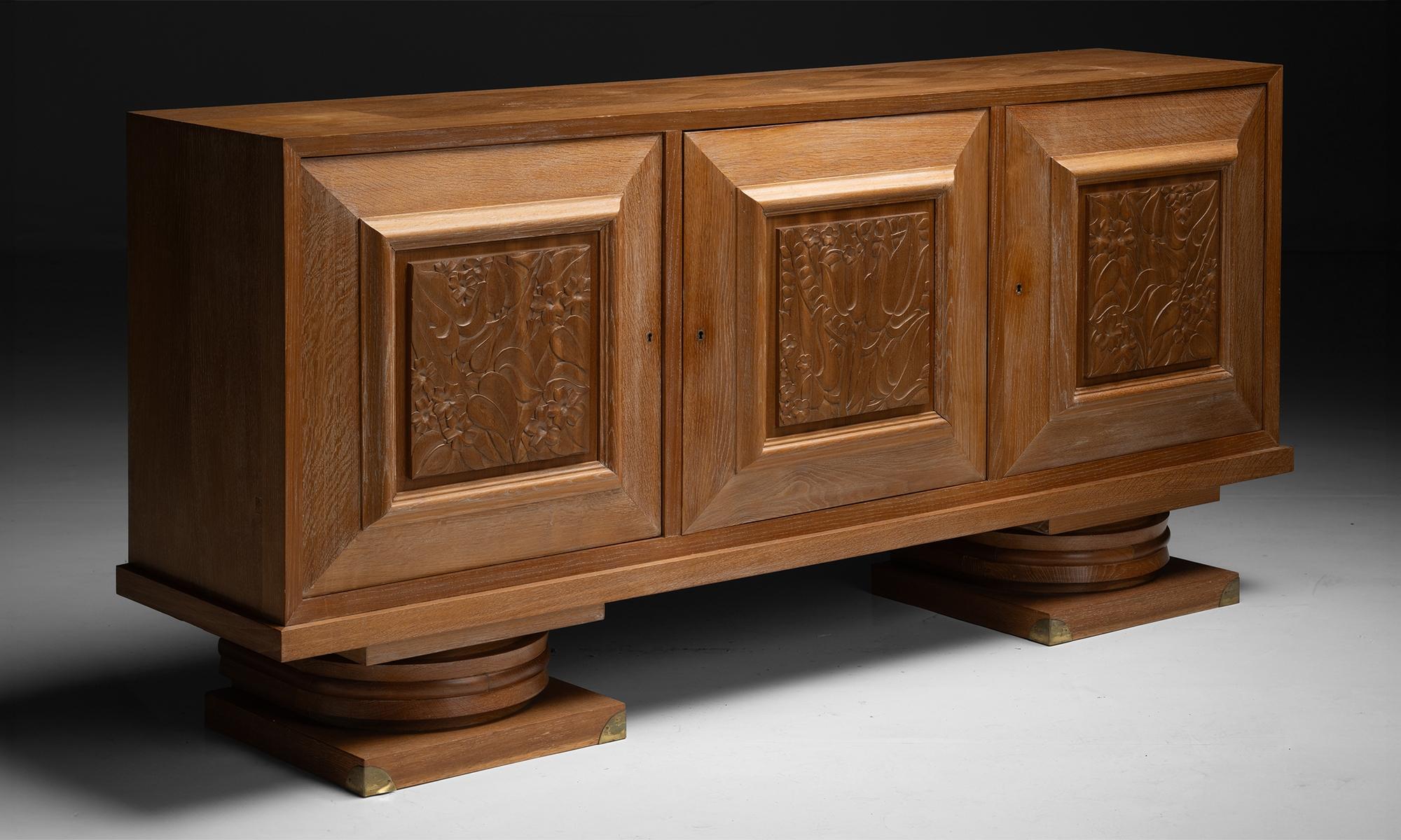 France circa 1940

Constructed in oak with parquet top, floral carving on doors, shelving and drawers on the inside.

87”L x 20.75”d x 40.75”h