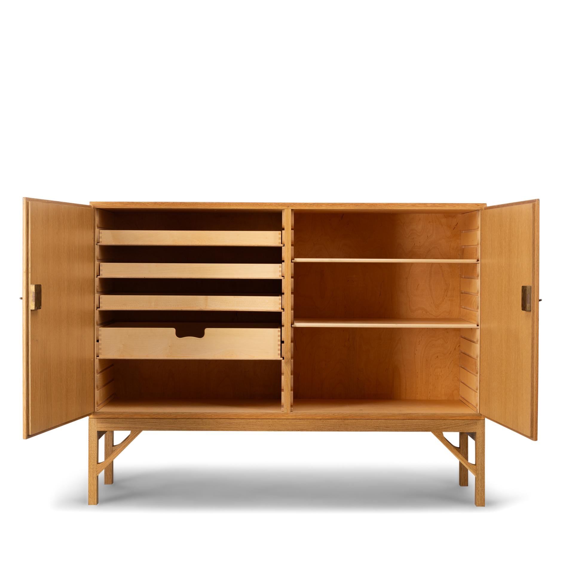 Credenza : No. 232
Well crafted Børge Mogensen oak sideboard No. 232 manufactured by FDB Møbler as part of his China series in the 1960s. Very robust design made in high Quality. This spacious sideboard is in a very good vintage condition and has