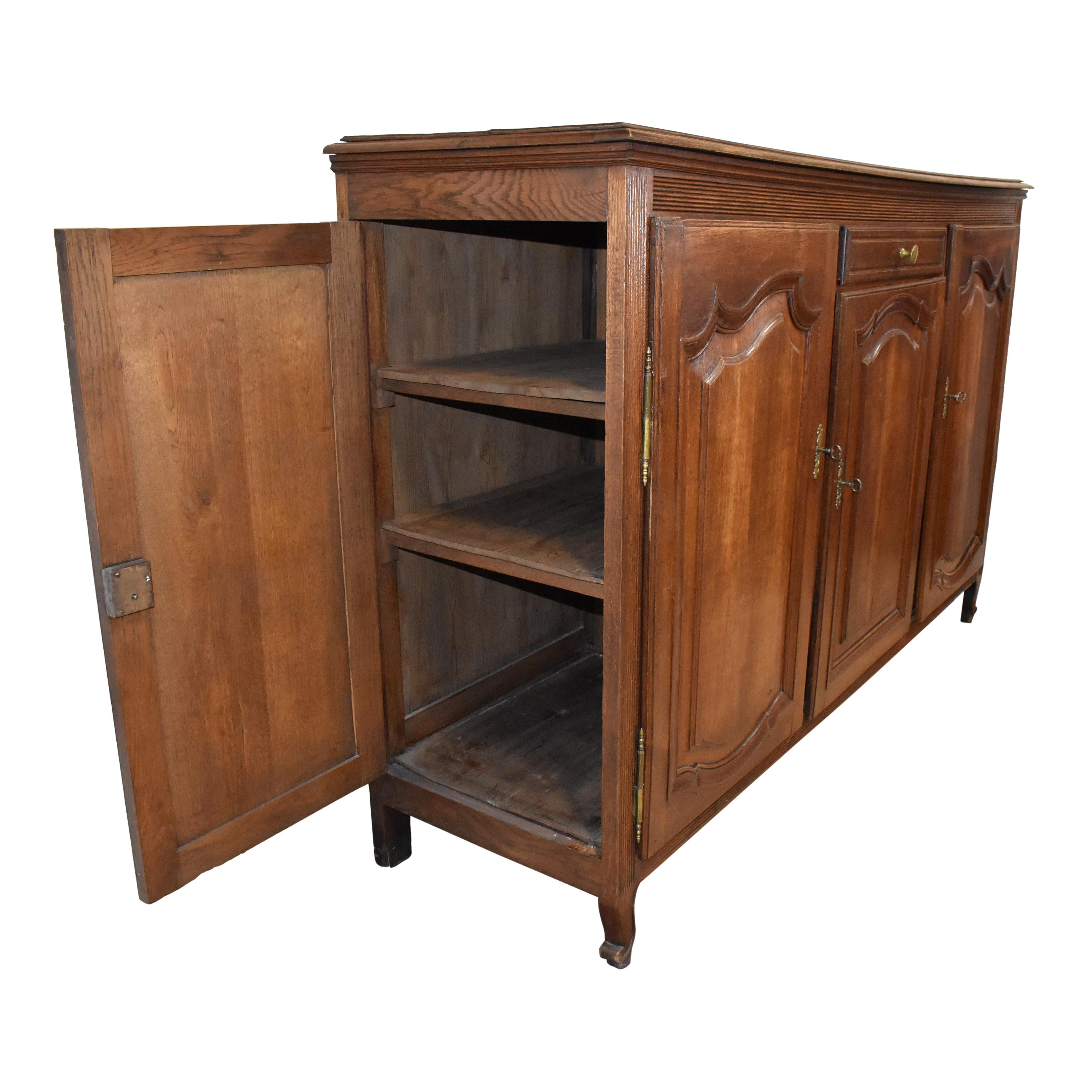 Aparador de roble con puertas laterales, hacia 1880 Belga en venta