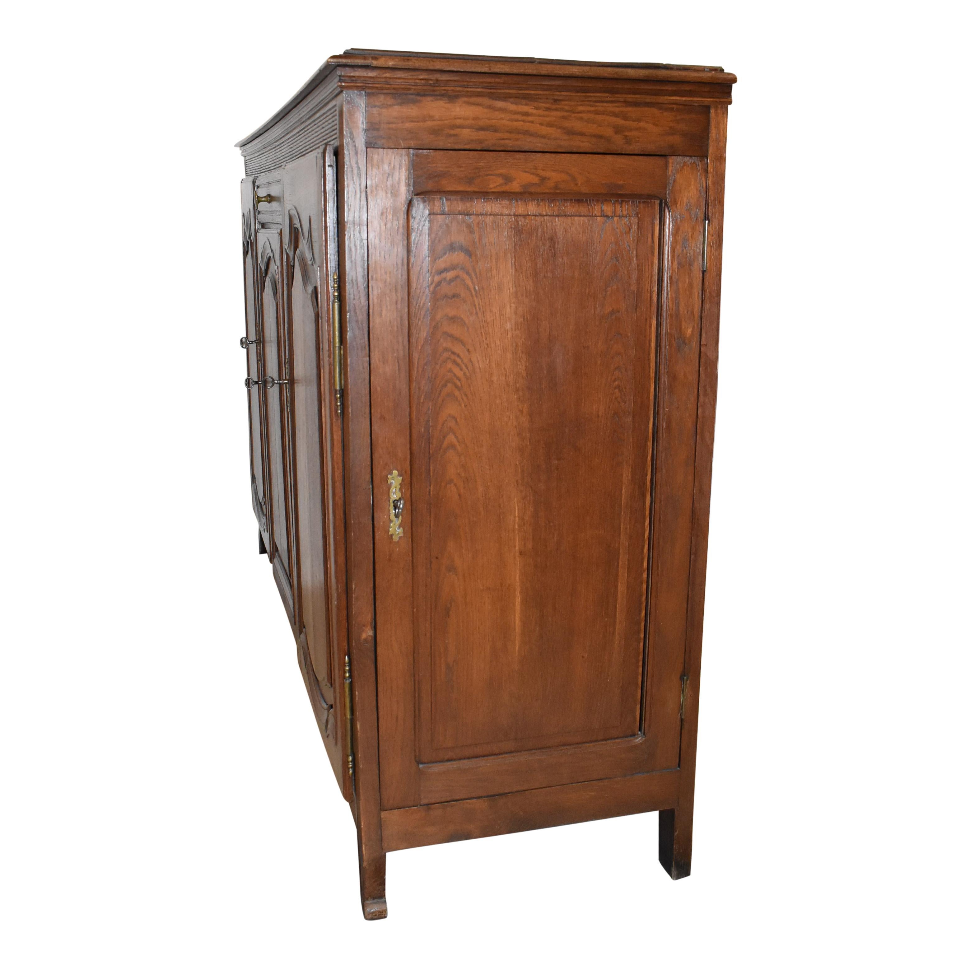 Aparador de roble con puertas laterales, hacia 1880 siglo XIX en venta