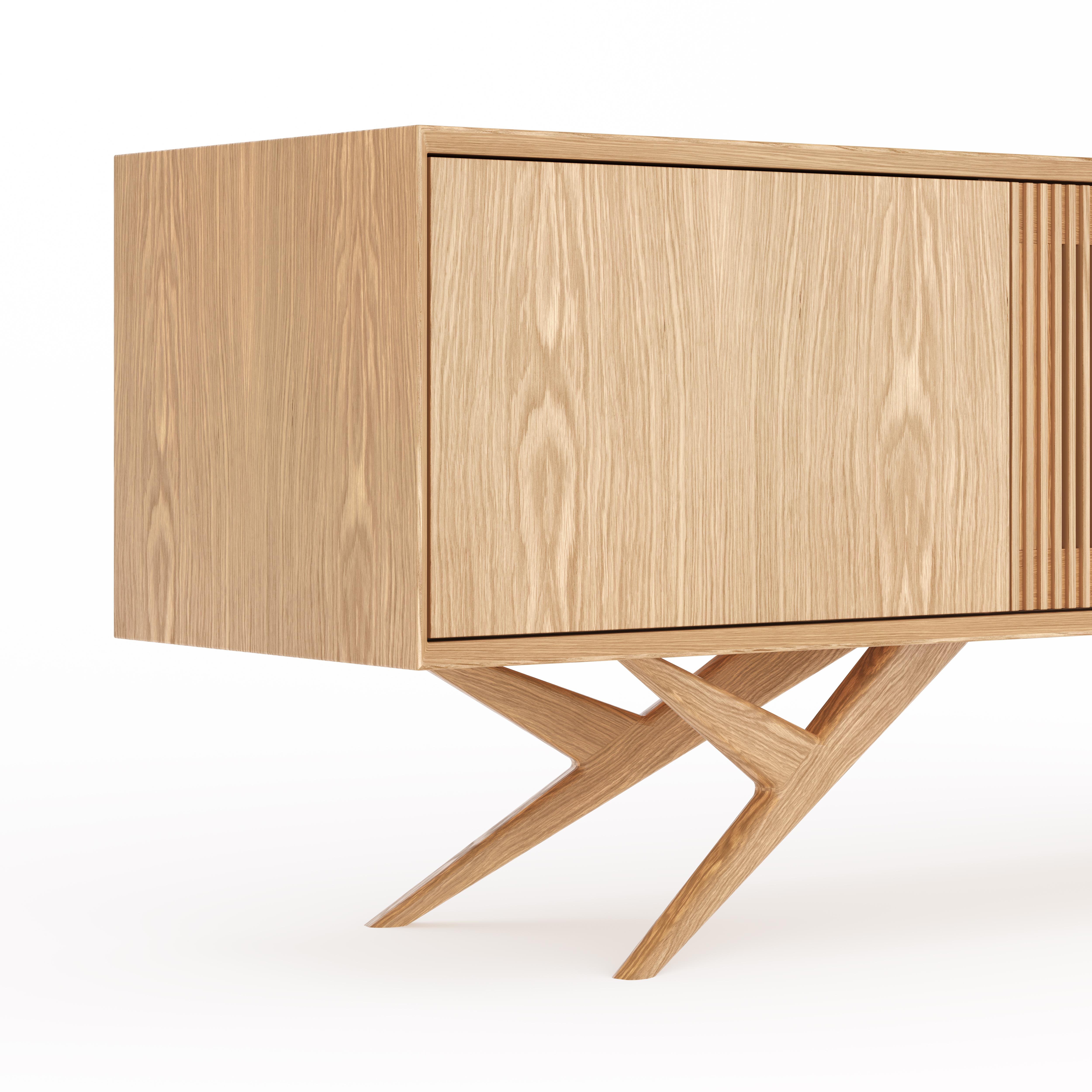 Mid-Century moderno Credenza in rovere con anta a doghe e base organica in rovere massiccio - Mid-Century Modern in vendita
