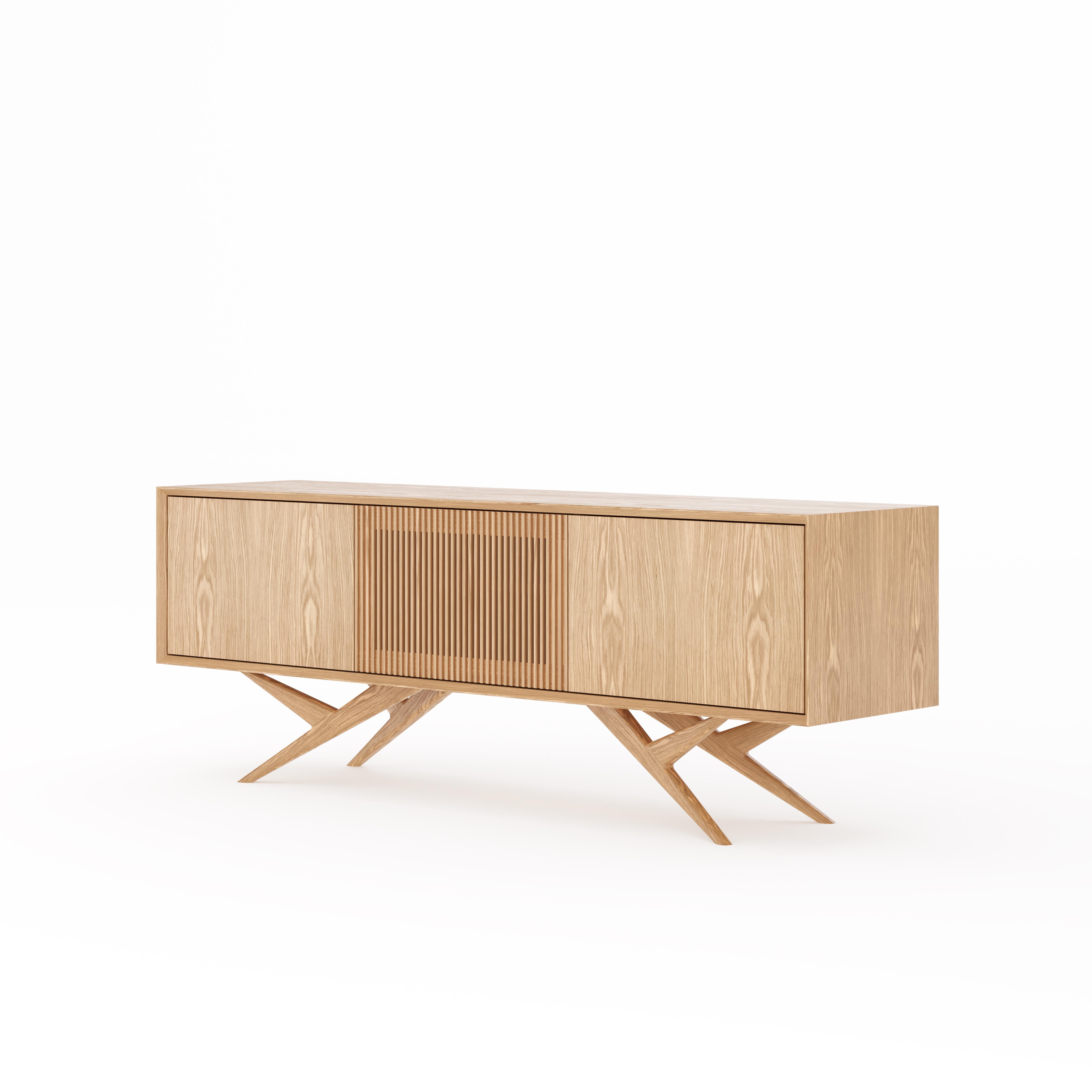 Polacco Credenza in rovere con anta a doghe e base organica in rovere massiccio - Mid-Century Modern in vendita
