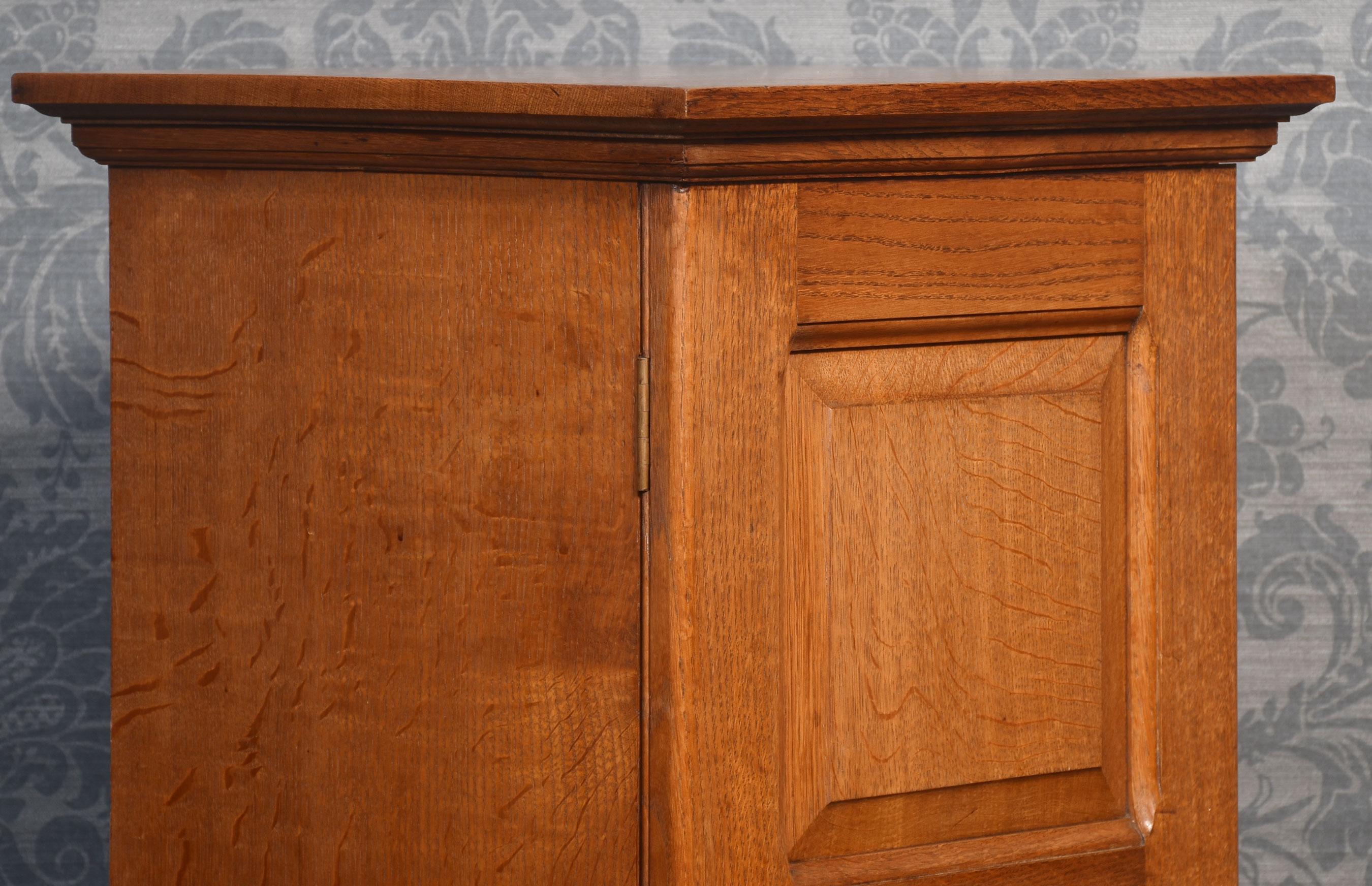 Oak single door filing cabinet In Good Condition For Sale In Cheshire, GB