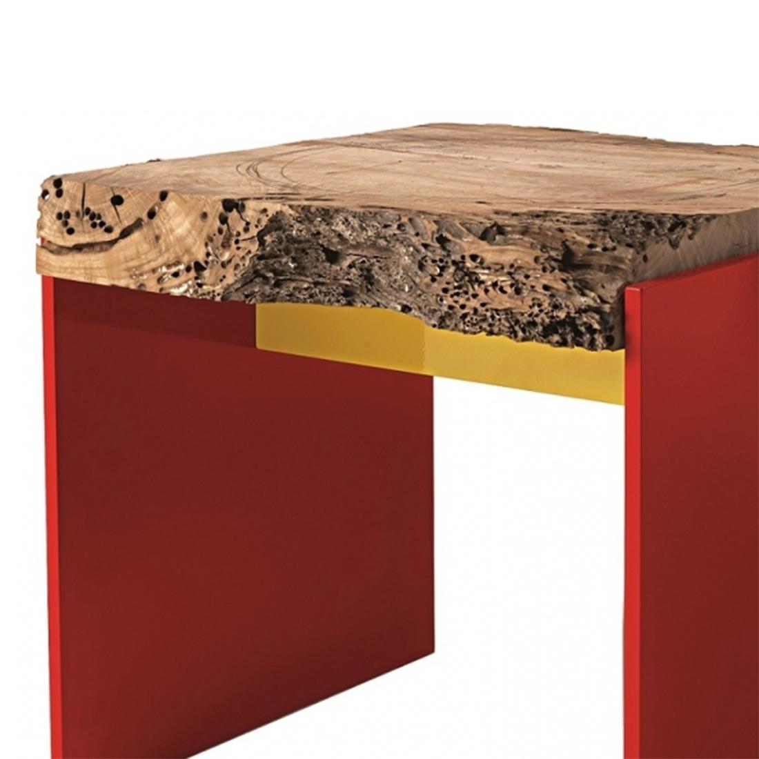 Tabouret en chêne rouge à lattes avec siège en chêne massif
de Venise. Base en fer en finition laquée rouge.
Structure renforcée sous le siège en fer en jaune
finition laquée.
Tabouret compatible avec la table à manger rouge à lattes en chêne.