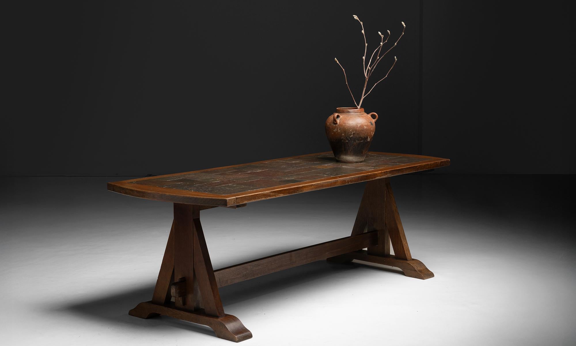 Table de salle à manger en Oak & Slate, Angleterre circa 1960 Bon état - En vente à Culver City, CA