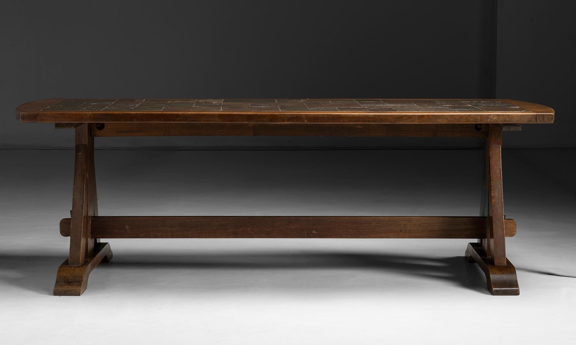 Table de salle à manger en Oak & Slate, Angleterre circa 1960 en vente 2