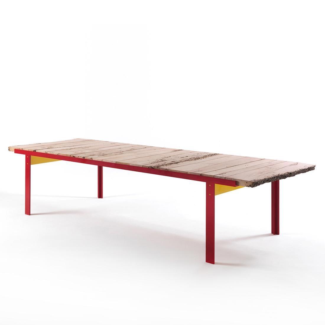 Dining table oak slats red with top in solid oak 
wood from Venice made from irregulary shaped 
solid oakwood slats. Base in iron in red lacquered 
finish. Reinforced structure under the top in iron in 
yellow lacquered finish.
Available in:
L200 x