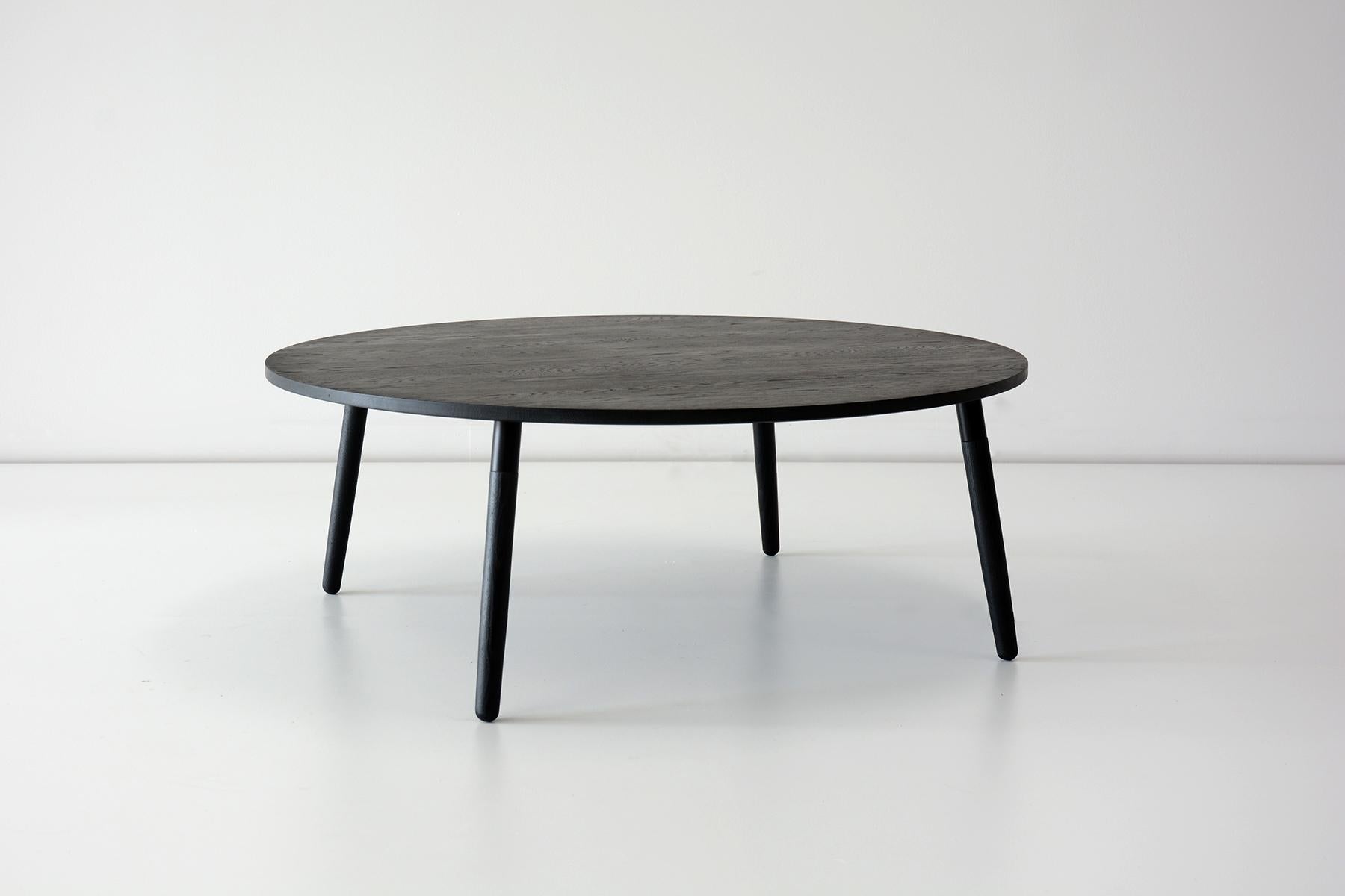 Petite table basse en chêne Crescenttown par Hollis & Morris
Dimensions : Diamètre 36