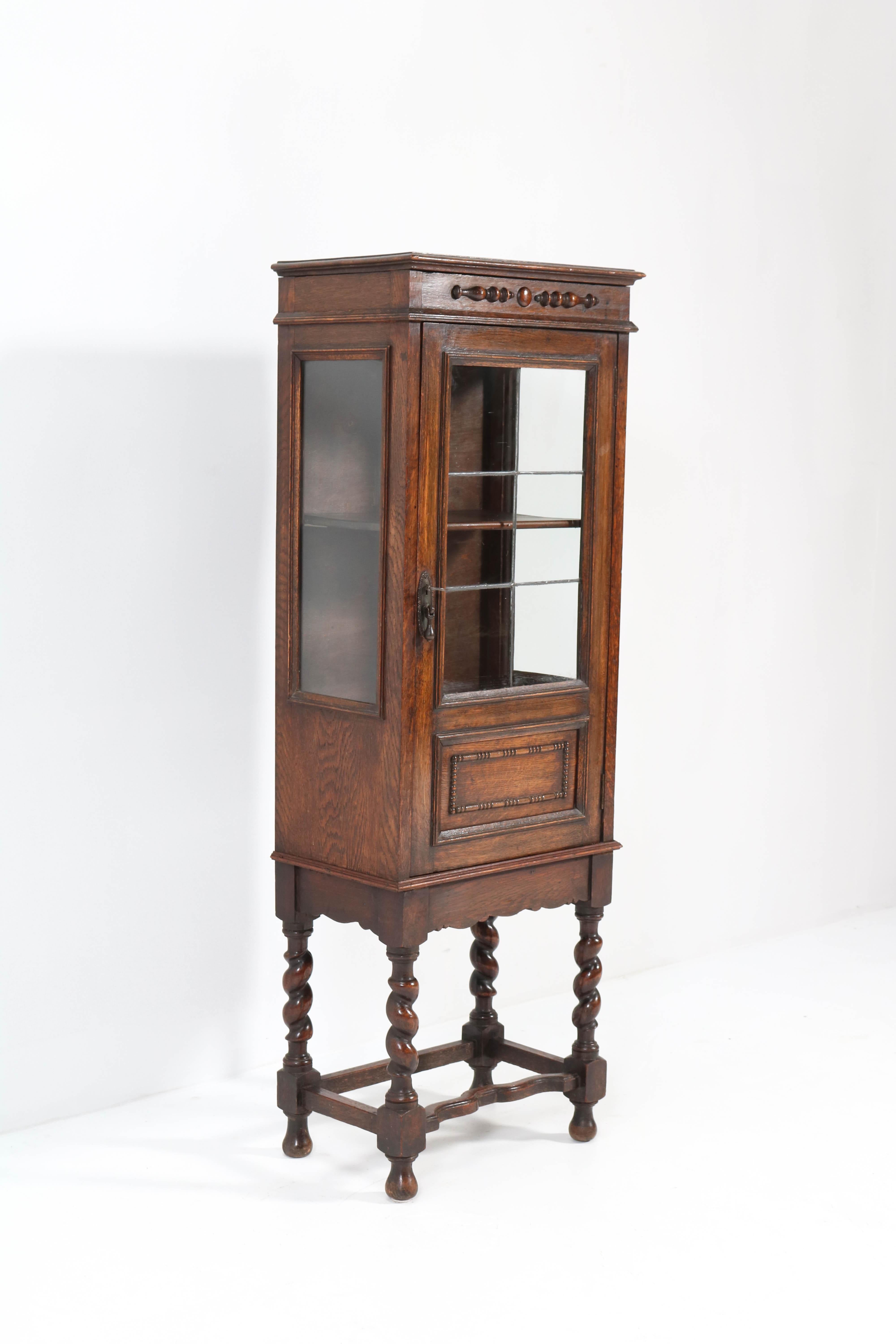 Wonderful and rare china cabinet.
Striking English design from the 1930s.
Solid oak with barley twisted legs.
This stunning piece of furniture is rare because of its rare size!
In very good condition with minor wear consistent with age and