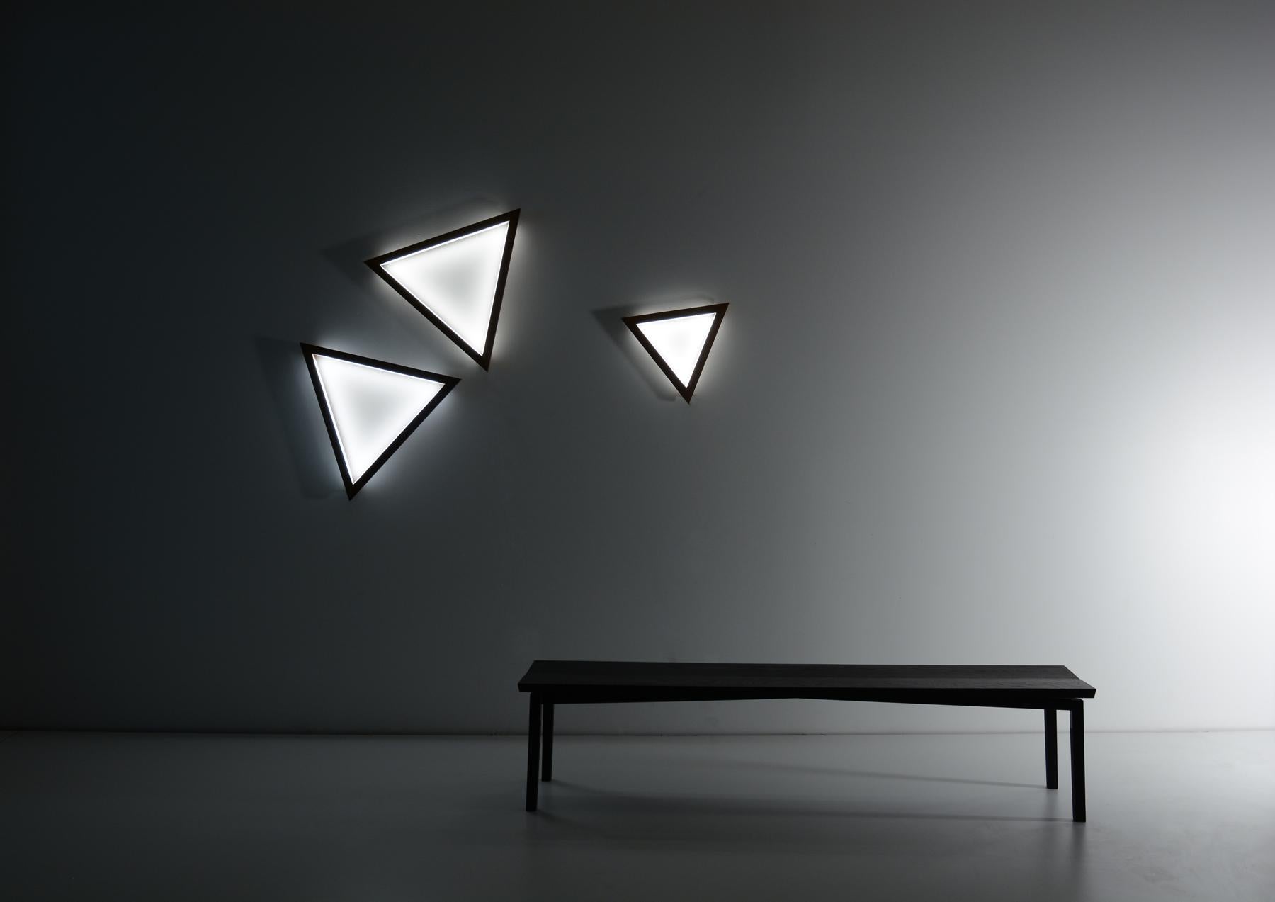 Lámpara colgante triangular pequeña de roble by Hollis & Morris en venta 3