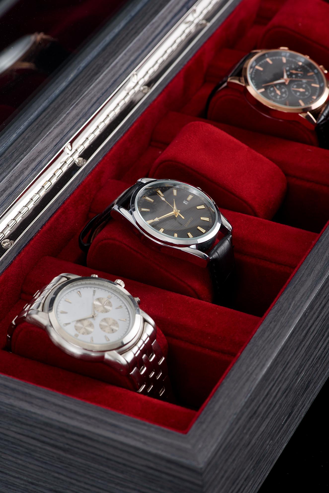 Rauchgraue Schachtel für fünf Uhren aus Eiche mit rotem Ultrasuede-Detail von Agresti im Angebot 2