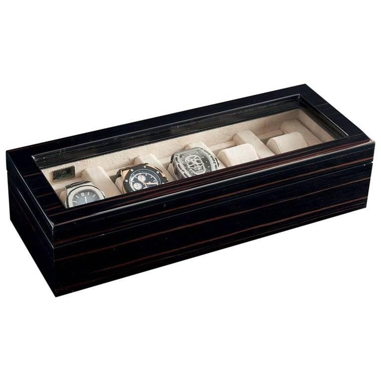 Boîte en bois poli pour cinq montres, doublée d'une protection en ultrasuède. Charnière en ruthénium. Boîte uniquement : les montres ne sont pas incluses.