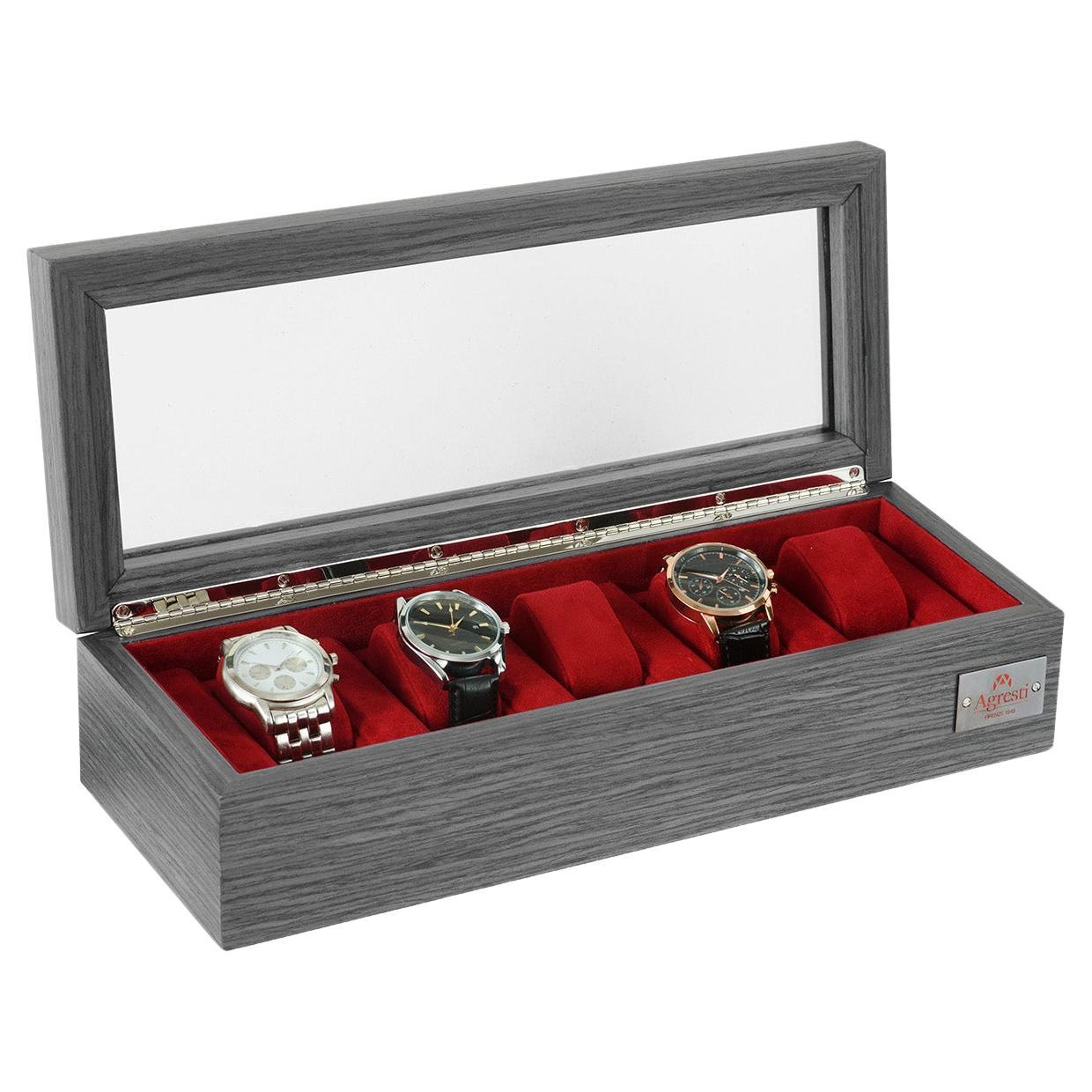 Boîte en chêne gris fumé pour cinq montres avec détail en Ultrasuede rouge par Agresti
