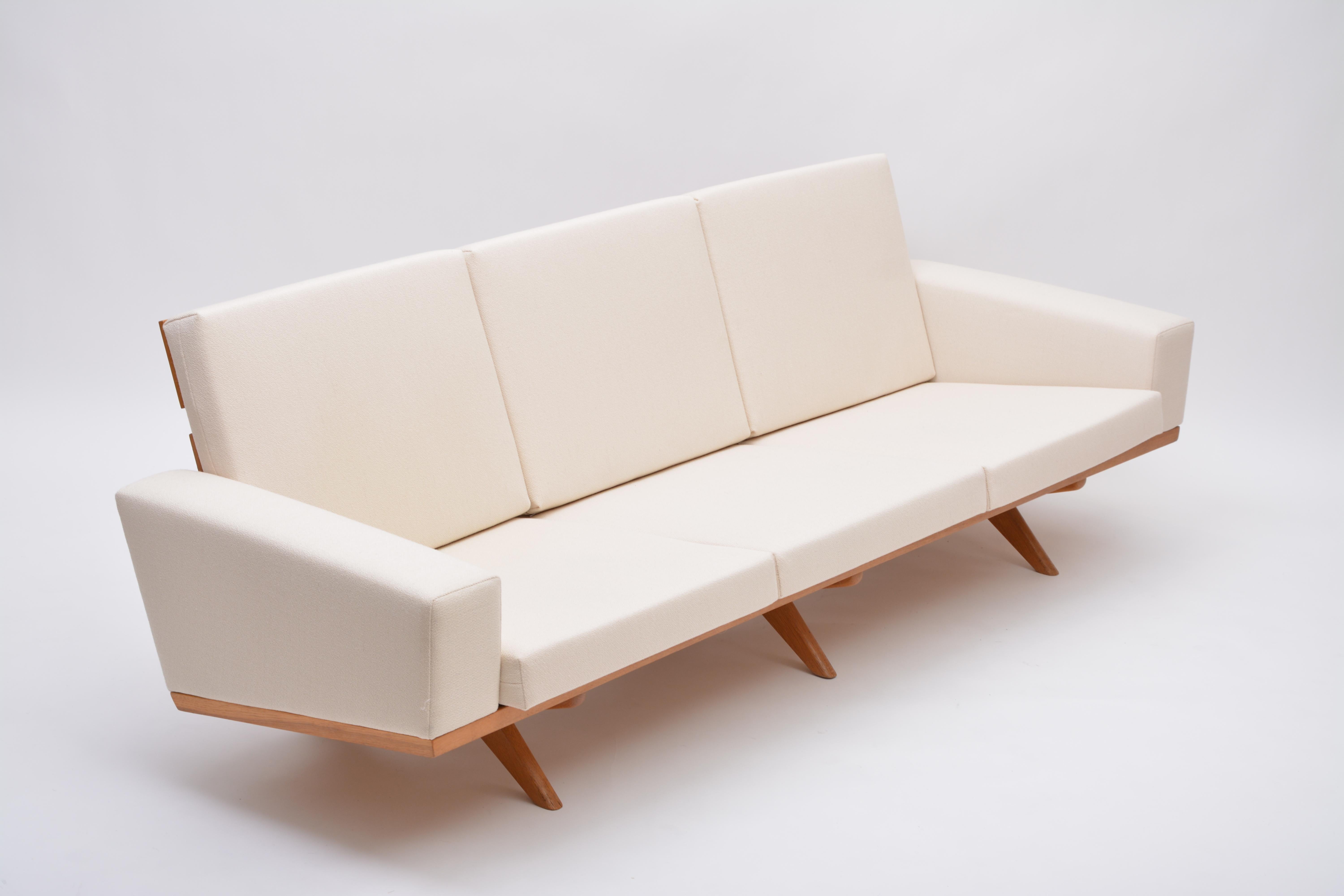This sofa is the matching counterpart to the two chairs above and was also designed by Georg Thams in 1964 and produced by AS Vejen Møbelfabrik in Denmark.
The sofa is also made of oak, back cushions and seat cushions are loose. The sofa has been