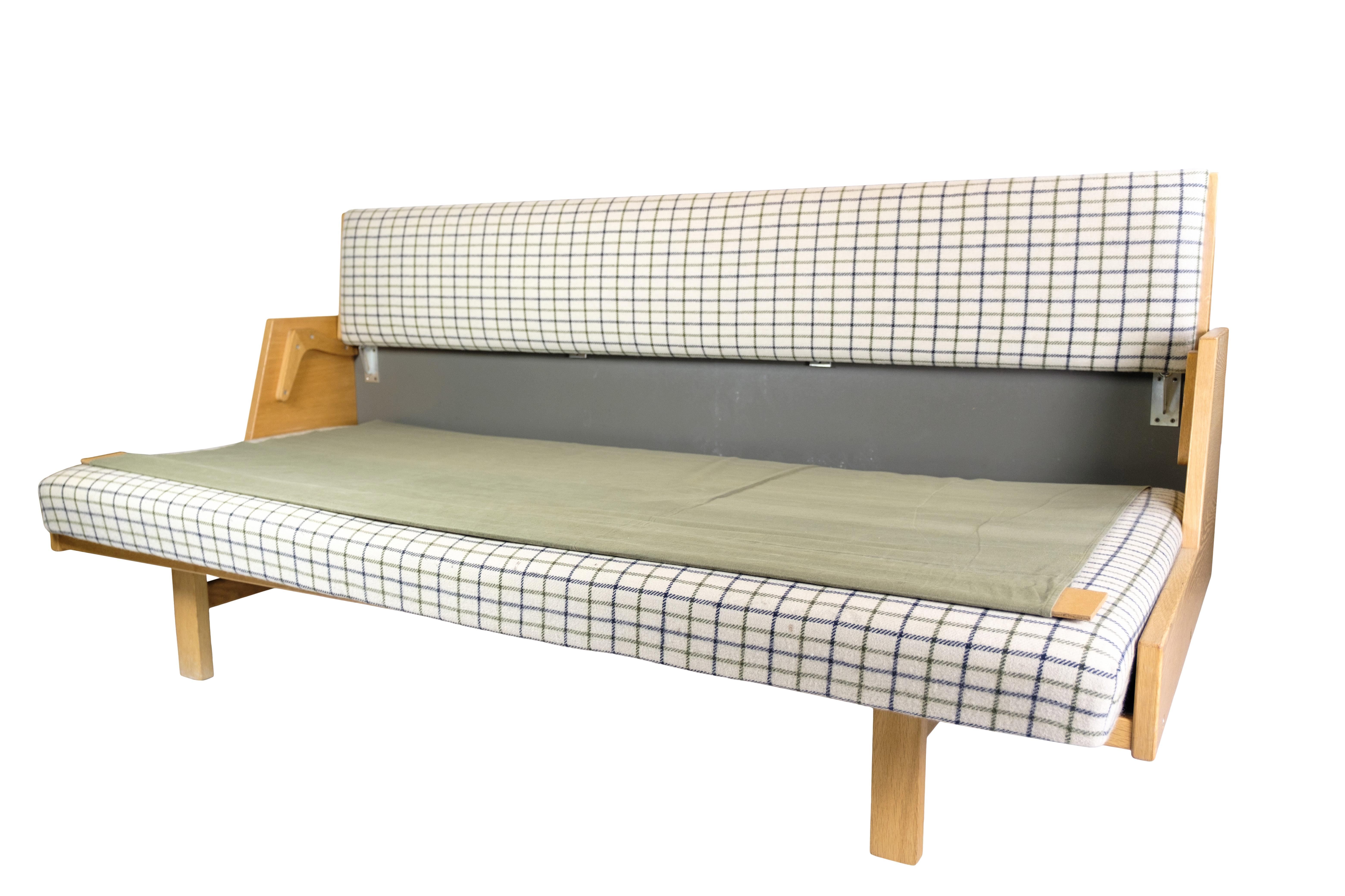 Danois Méridienne/Sofa en chêne conçue par Hans J. Wegner à partir des années 1960 en vente
