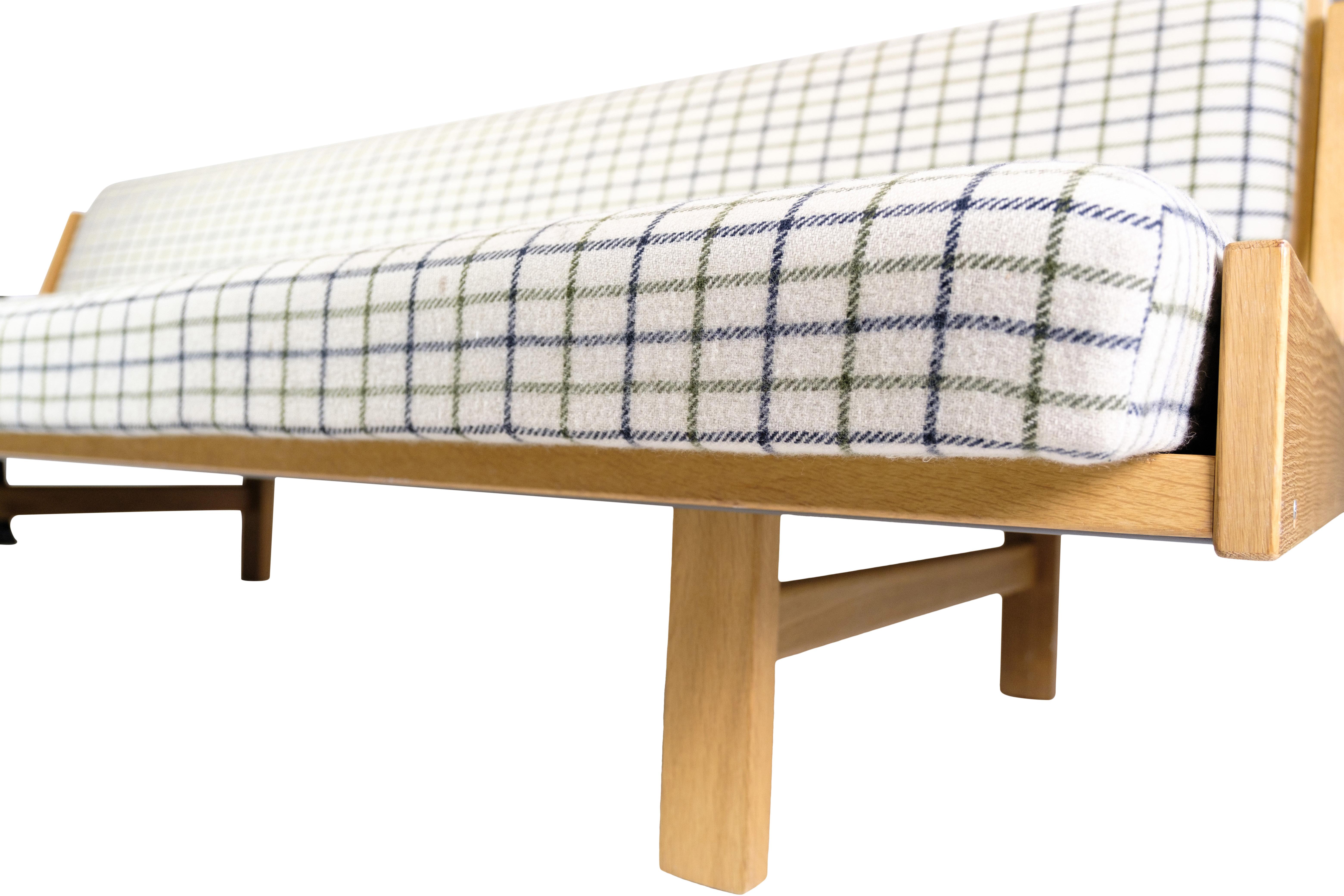 Liege/Sofa aus Eiche Entworfen von Hans J. Wegner Aus den 1960er Jahren (Stoff) im Angebot