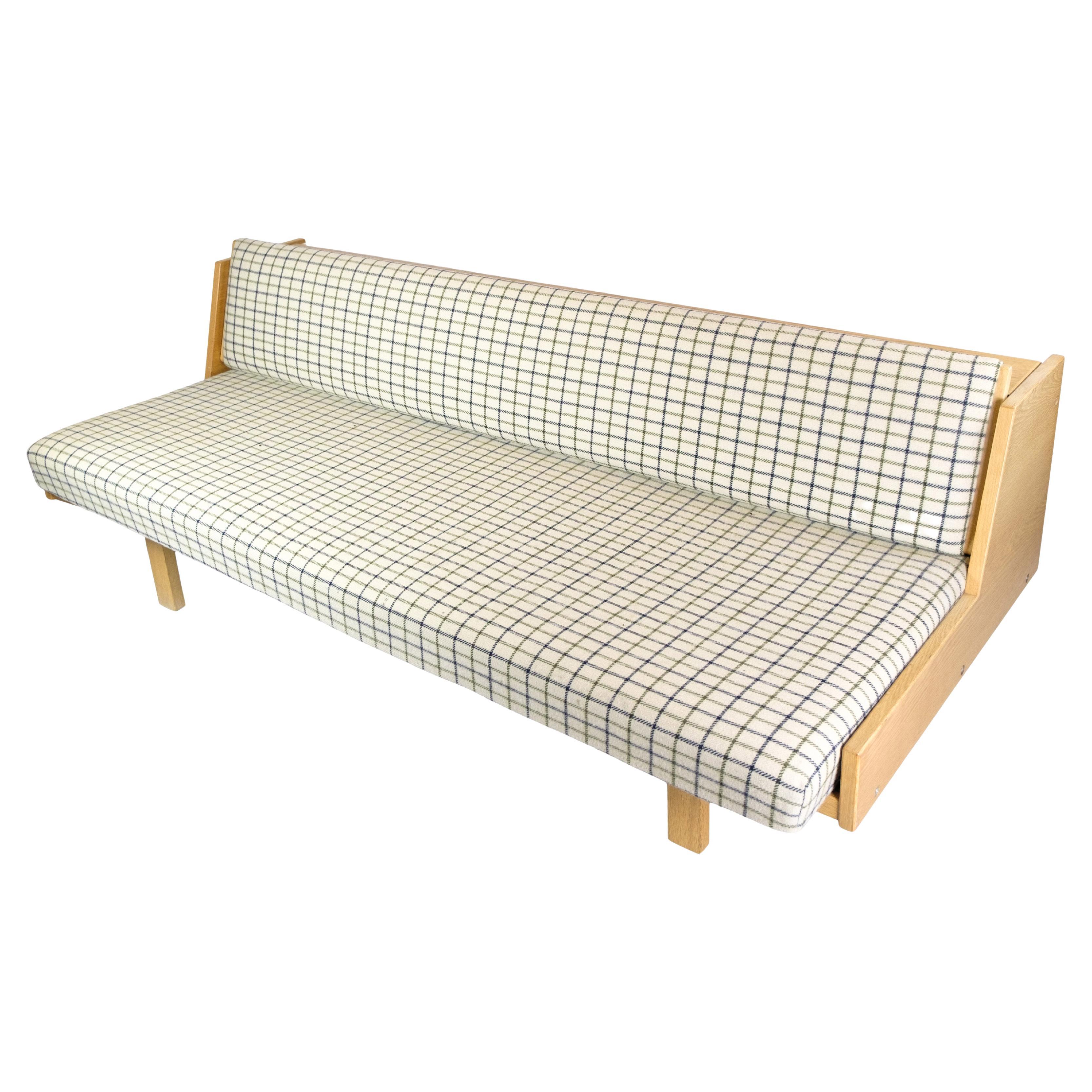 Méridienne/Sofa en chêne conçue par Hans J. Wegner à partir des années 1960 en vente
