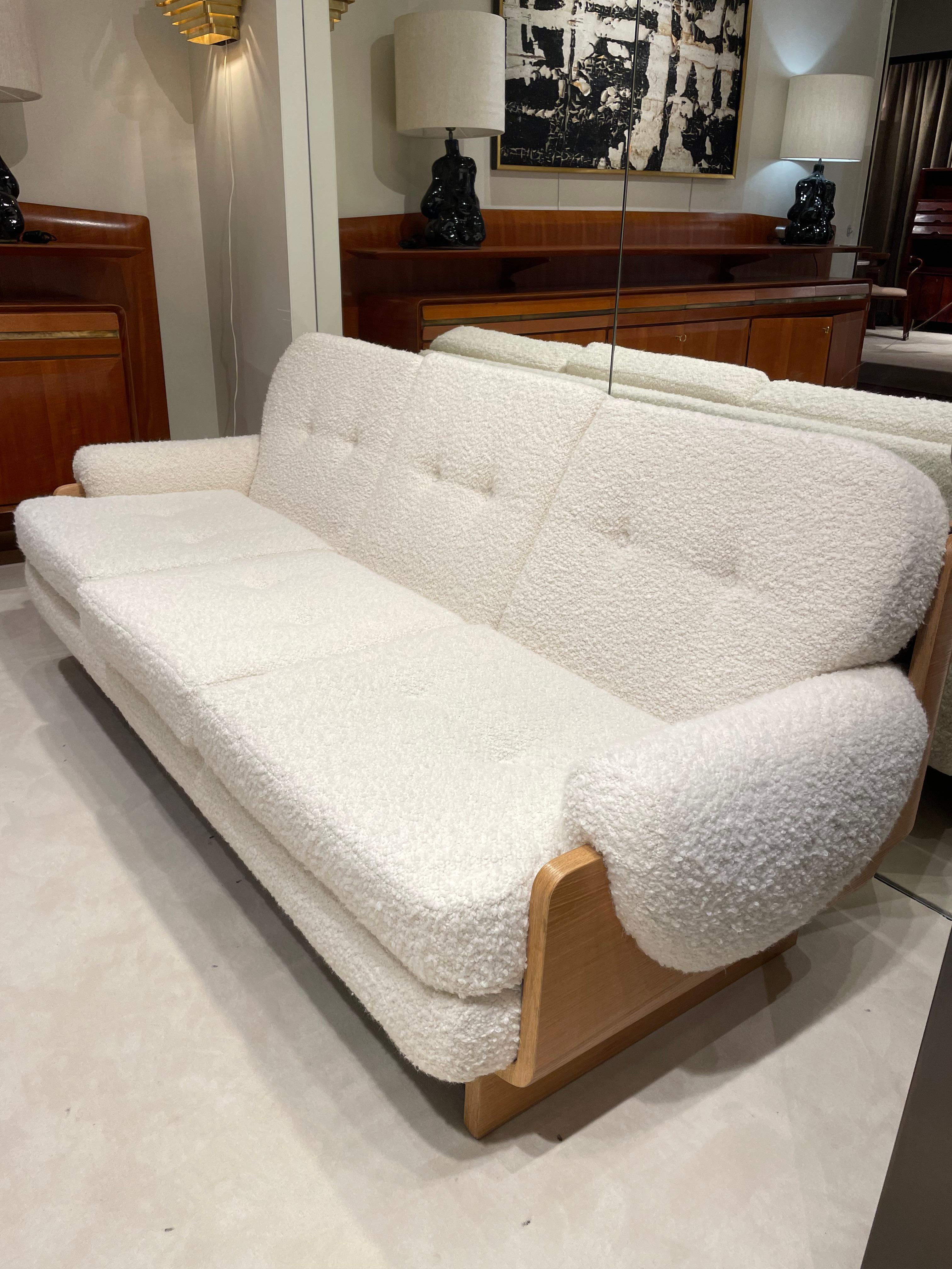 Hand-Crafted Oak sofa, ecru boucle fabric, Style of Osvaldo Borsani, circa 1970s For Sale
