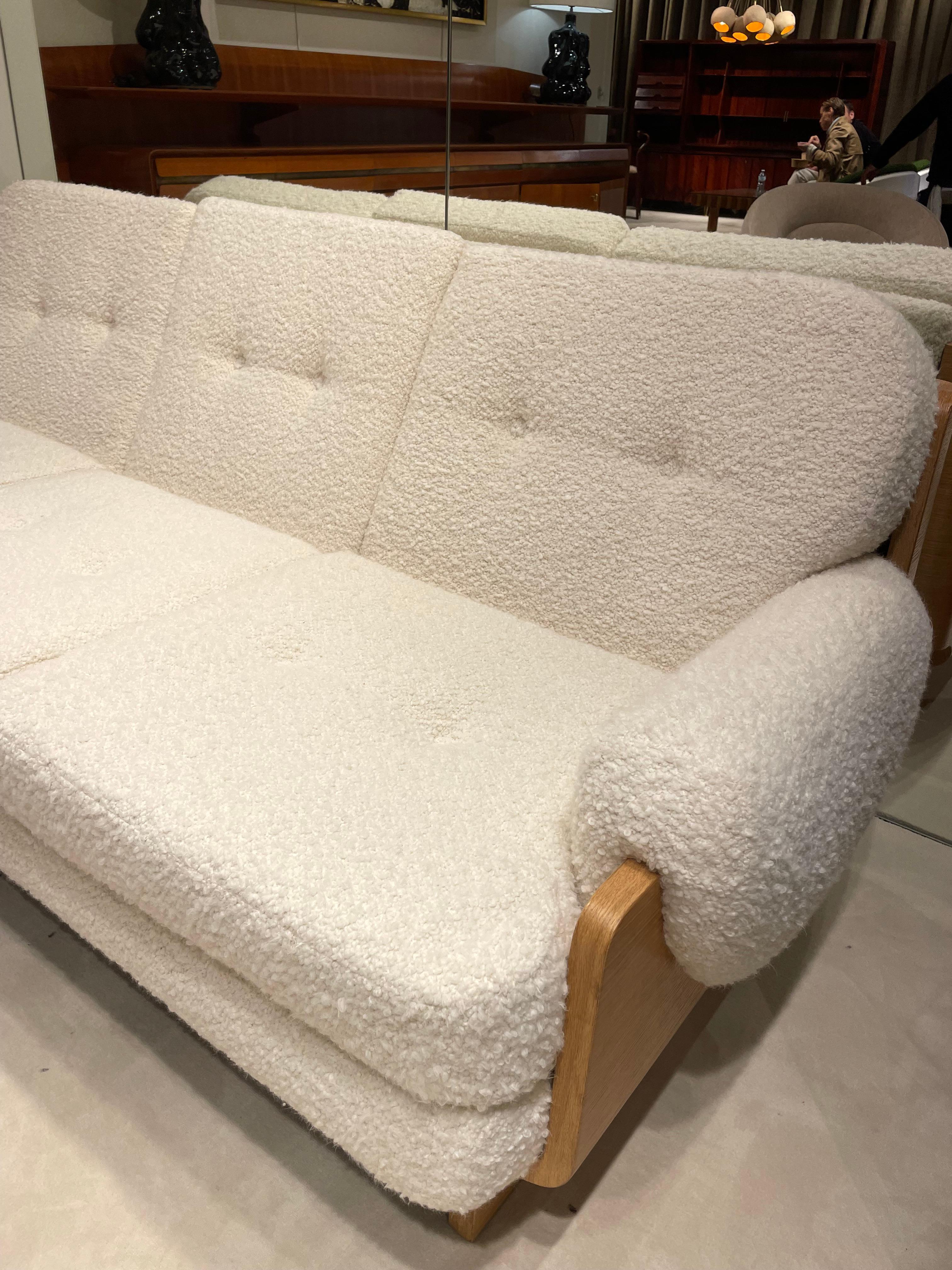 Oak sofa, ecru boucle fabric, Style of Osvaldo Borsani, circa 1970s In Good Condition For Sale In SAINT-OUEN-SUR-SEINE, FR