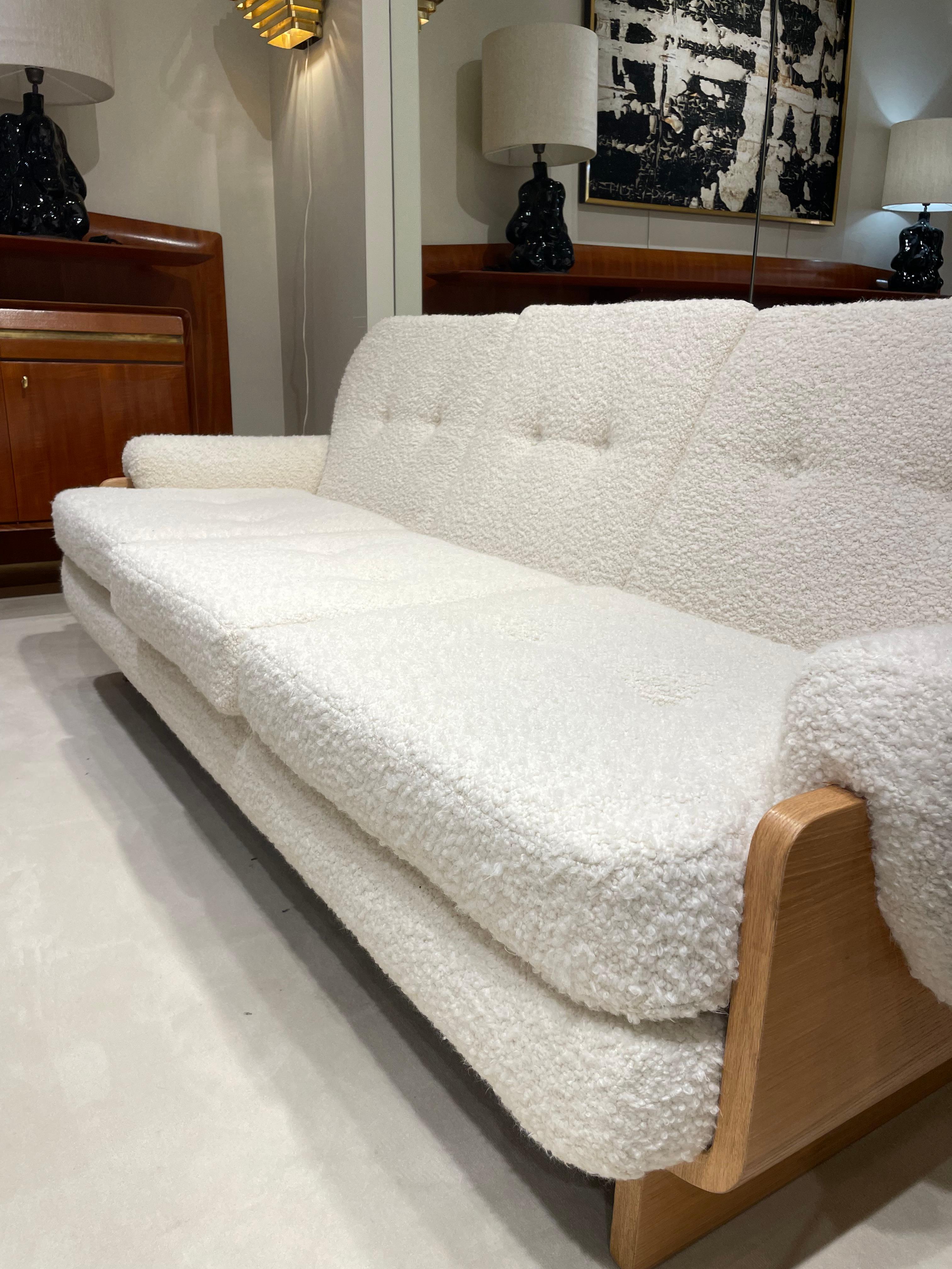 Late 20th Century Oak sofa, ecru boucle fabric, Style of Osvaldo Borsani, circa 1970s For Sale