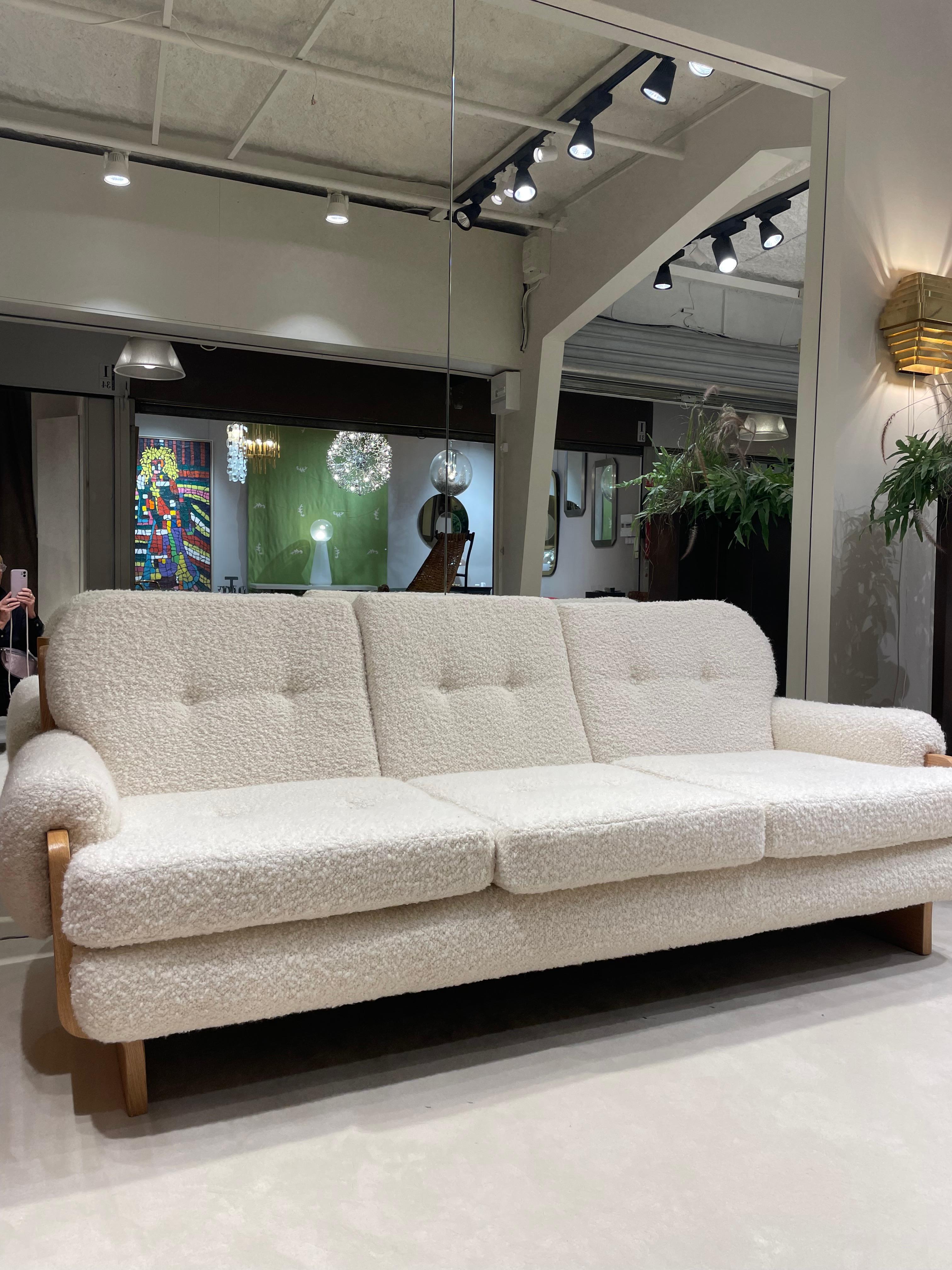 Oak sofa, ecru boucle fabric, Style of Osvaldo Borsani, circa 1970s For Sale 1
