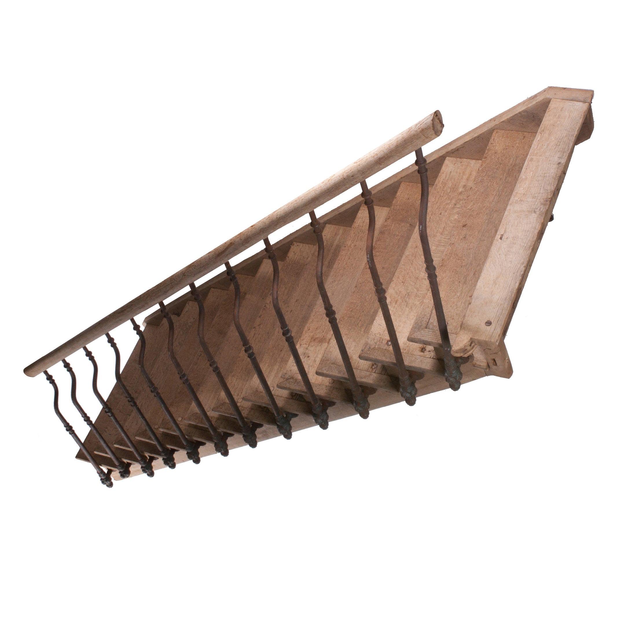 Escaleras de roble con barandilla de hierro fundido
