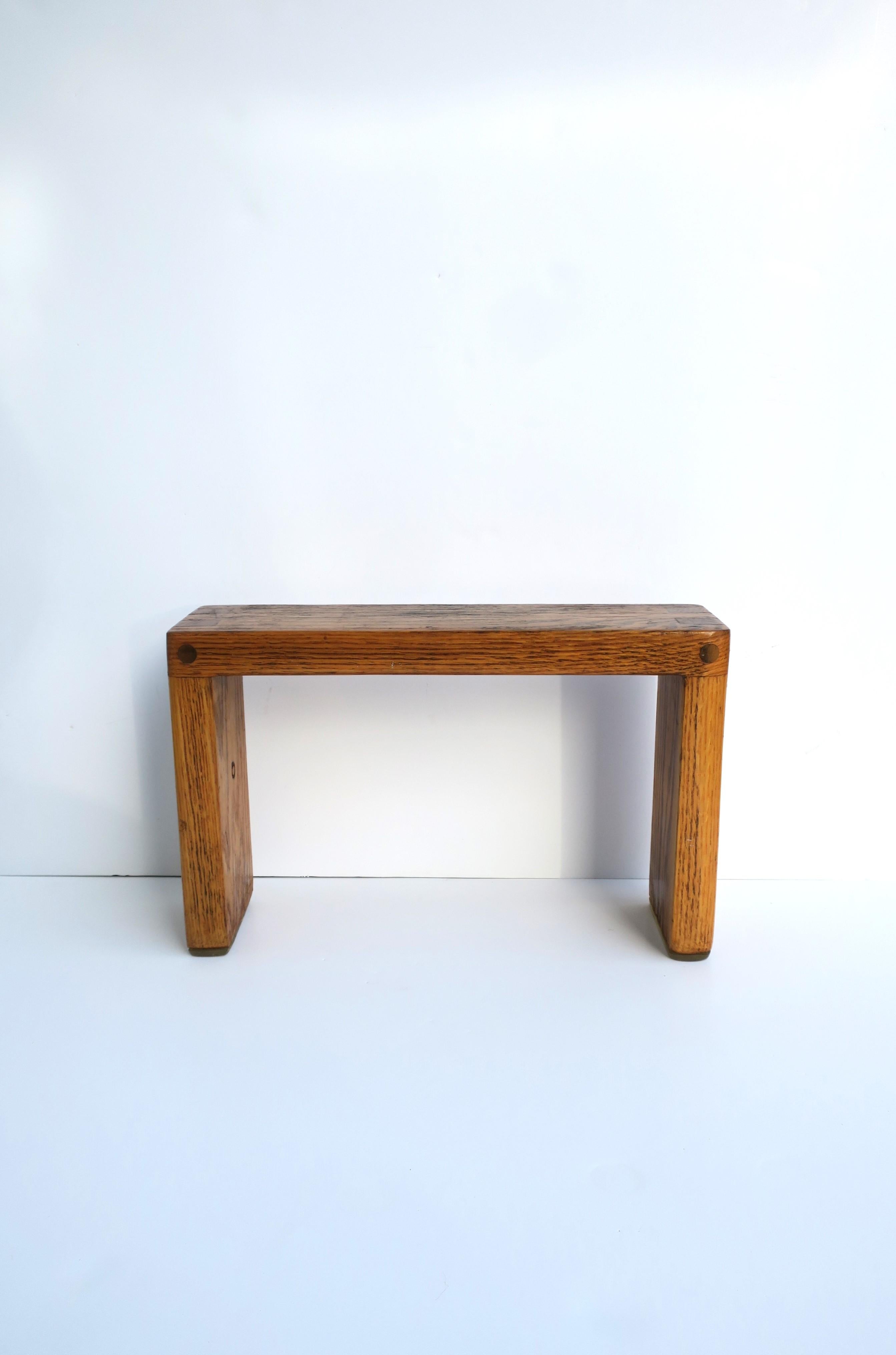 A small, solid, rectangular oak wood stand, beautifully made, circa late-20th century. Piece may work well to hold a cocktail, beer, beverage, etc., small books, a plant, etc. Many options. Dimensions: 4.13