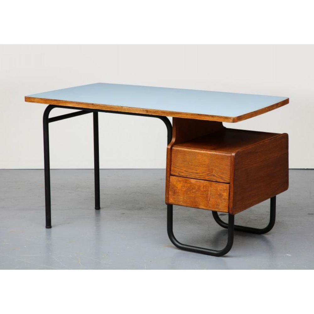 Schreibtisch aus Eiche, Stahl und Laminat von Robert Charroy für Mobilor, Frankreich, um 1955

Dieser coole modernistische Schreibtisch kombiniert lackierten Stahl, hellblaues Laminat und gealterte Eiche. Es wurde von Gascoin als Teil einer