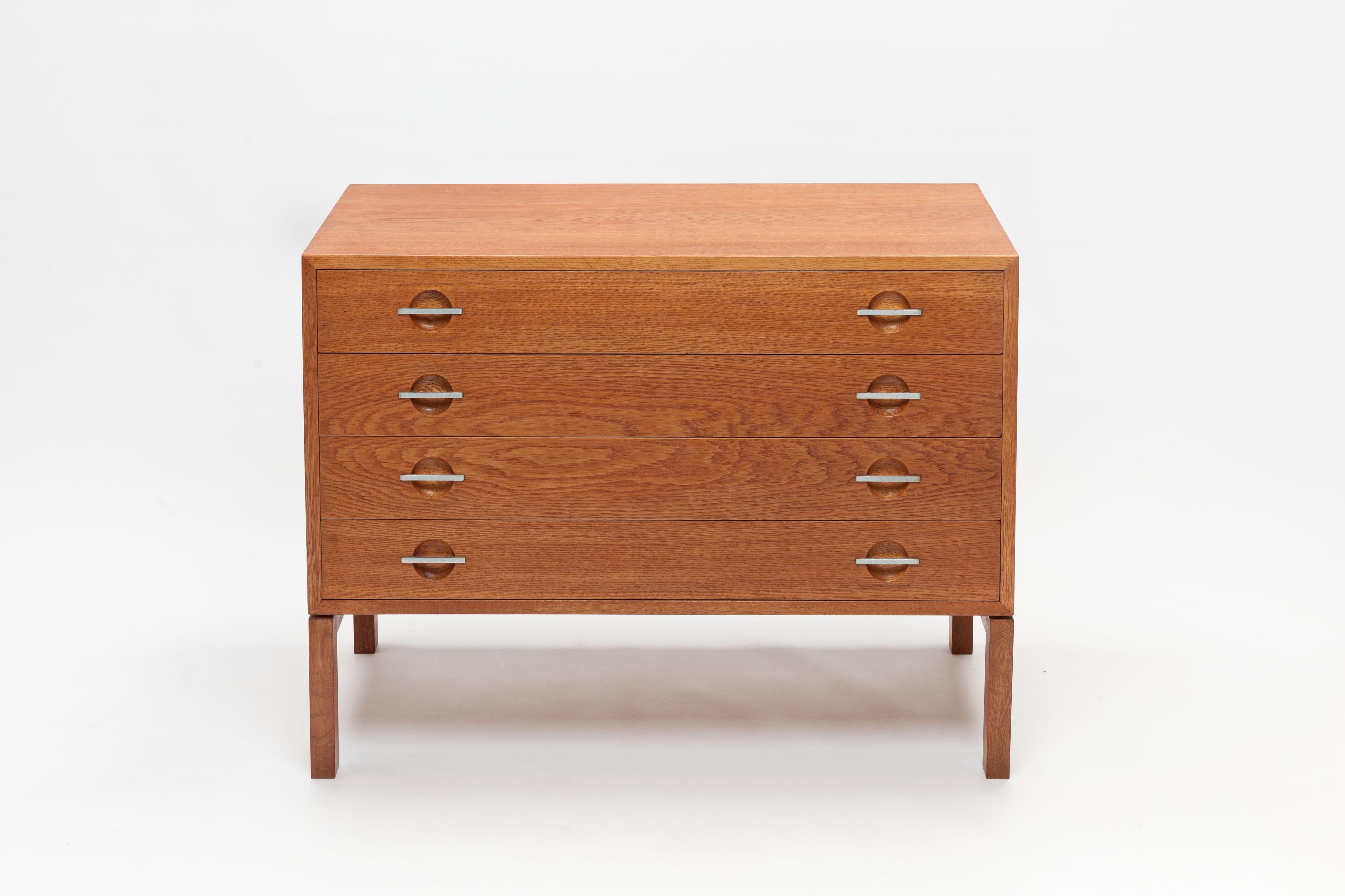 Oak chest of drawers by Hans Wegner from the model RY-100 series Ry Møbler A/S Denmark from 1964. Four drawers with signature steel pull's on oak base. 
Top drawer with original green felt, other drawers in natural beech. 

 