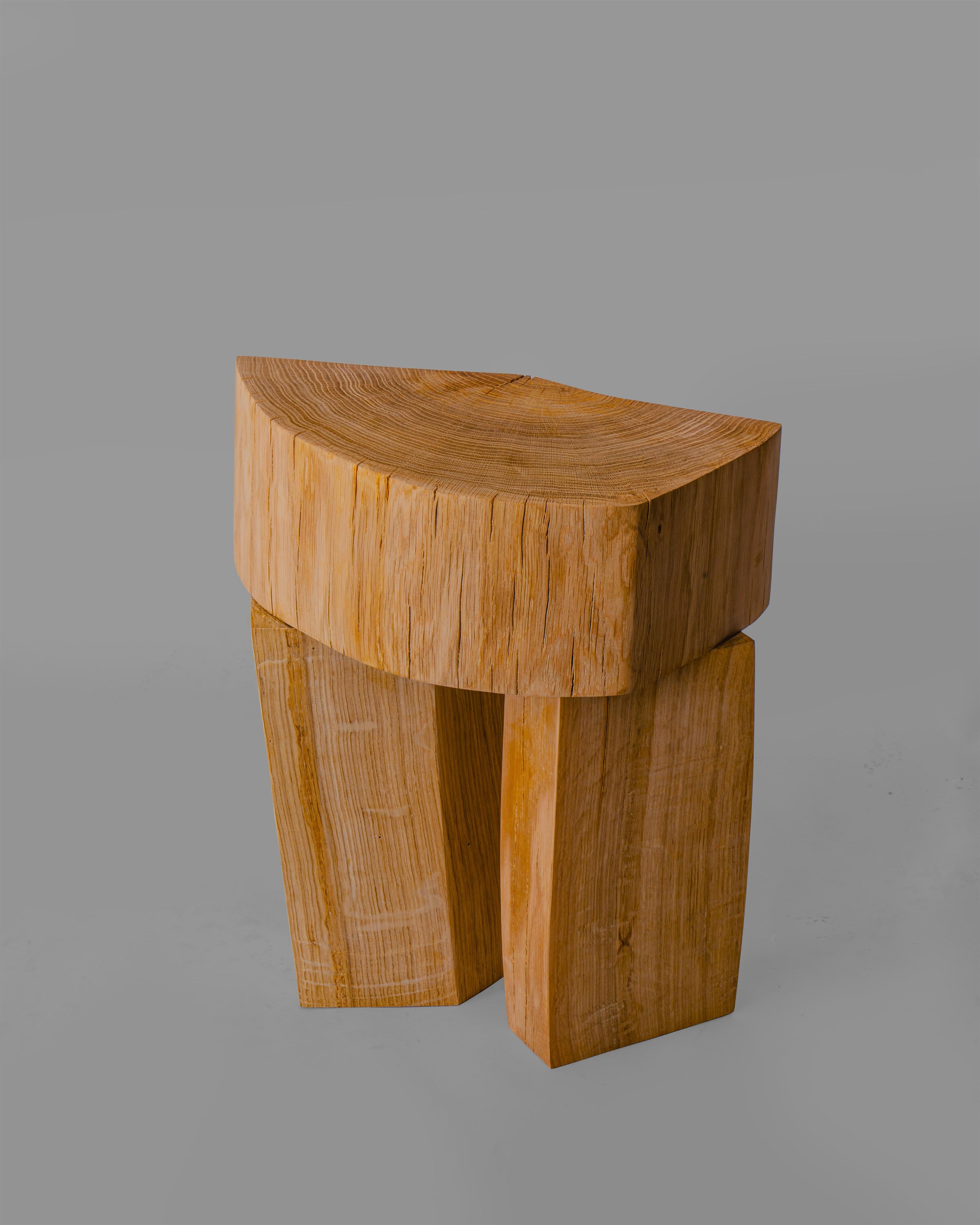 Hocker 3 ist Teil einer Hockerkollektion, die vom Studio Heim+Viladrich entworfen wurde. Die Kollektion wurde aus Holzfragmenten von Eichen hergestellt, die beim Bau einer Straße in Aubrac in der Region Okzitanien, Frankreich, gefällt wurden. Jeder
